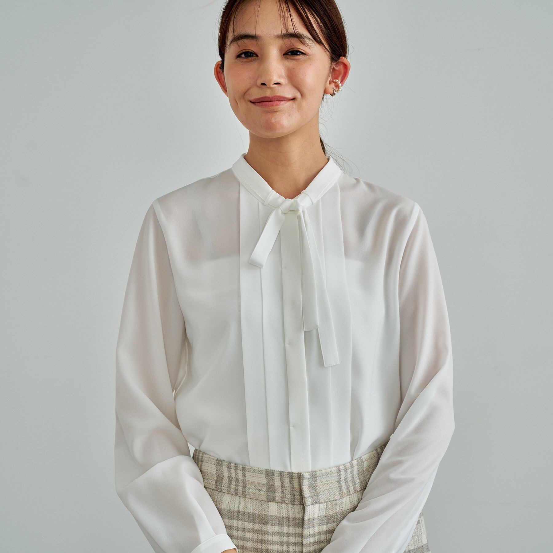 INDIVI「【きれいめ／オフィス／セレモニー】2WAYリボンタイブラウス」|シャツ・ブラウス|ホワイト(001)