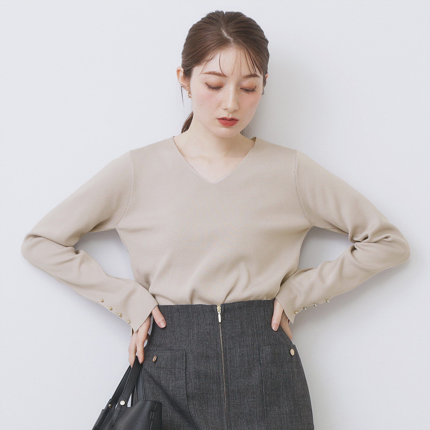 index「ゴールドボタンVネックニット【洗濯機OK】《6col》」|ニット・セーター|グレージュ(850)