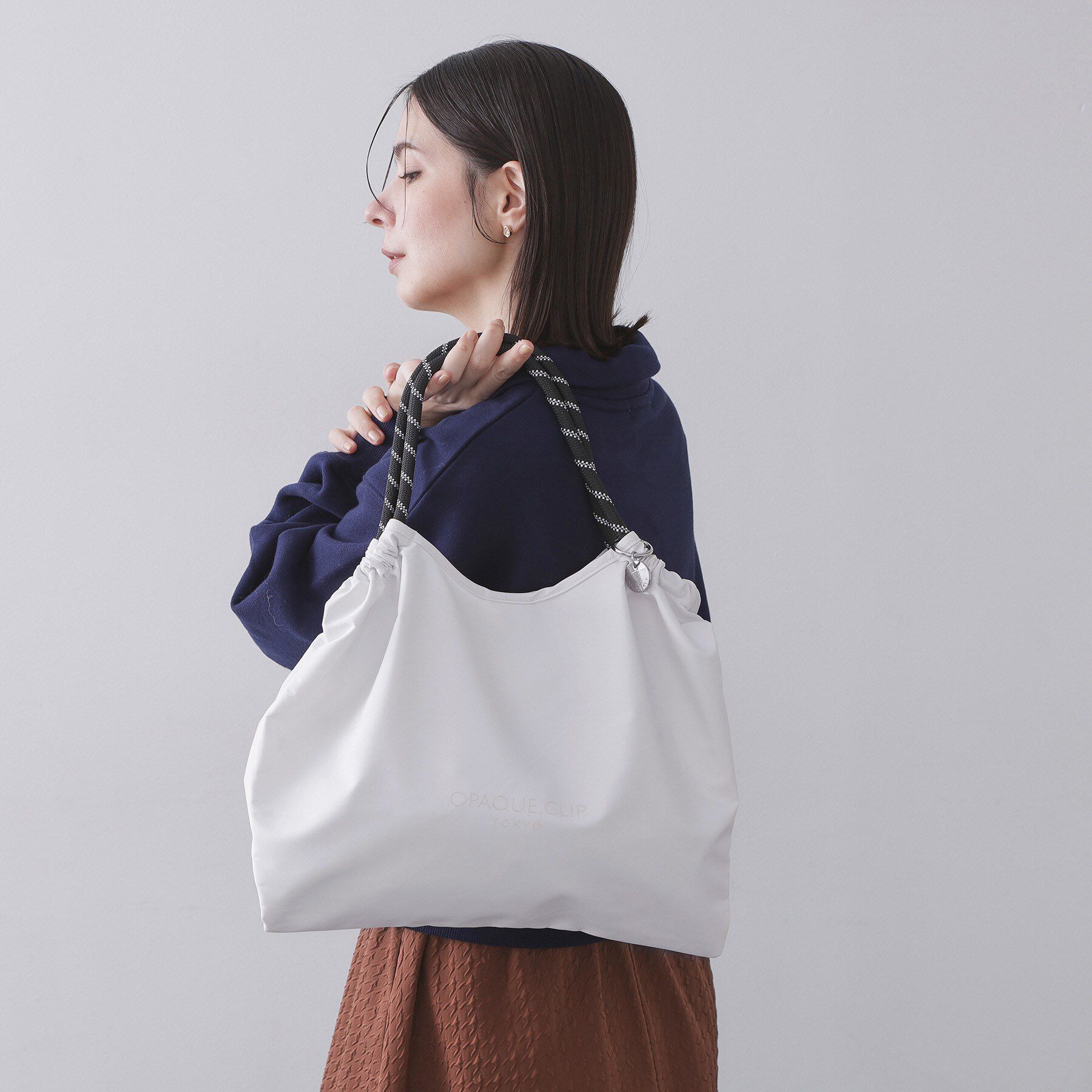 OPAQUE.CLIP「ロープハンドルドロストミドルトートバッグ【軽量／A4サイズ対応】」|トートバッグ|オフホワイト(003