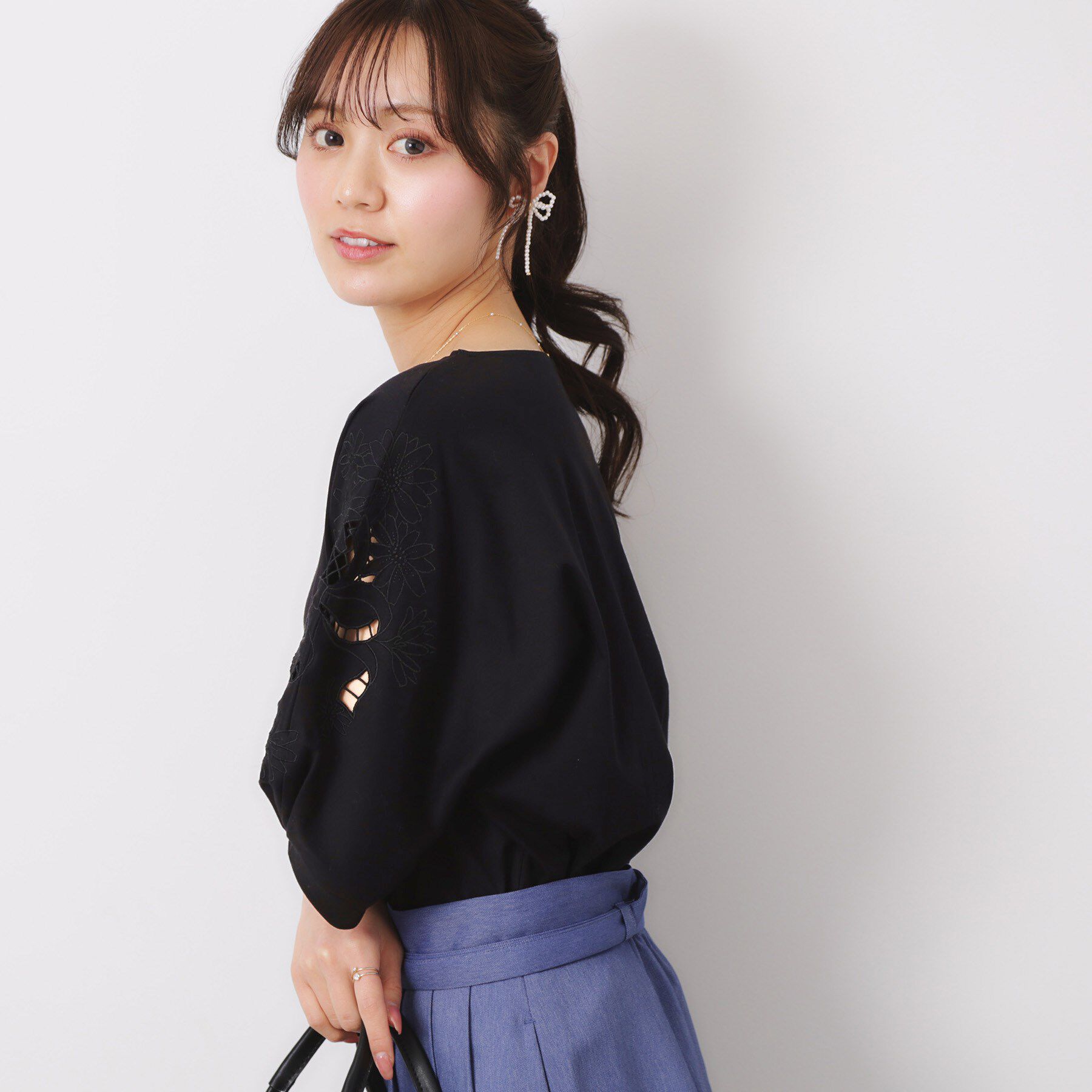 Couture broach「【接触冷感・洗える・UV機能付き・二の腕カバー】デイジー＆リボン エンブロドルマントップス」|Tシャツ・カットソー|