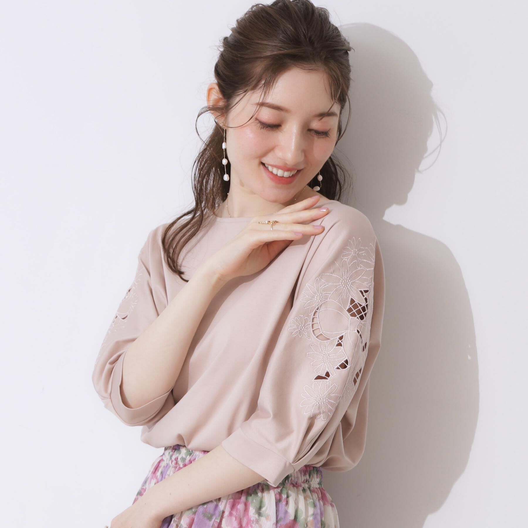 Couture broach「【接触冷感・洗える・UV機能付き・二の腕カバー】デイジー＆リボン エンブロドルマントップス」|Tシャツ・カットソー|