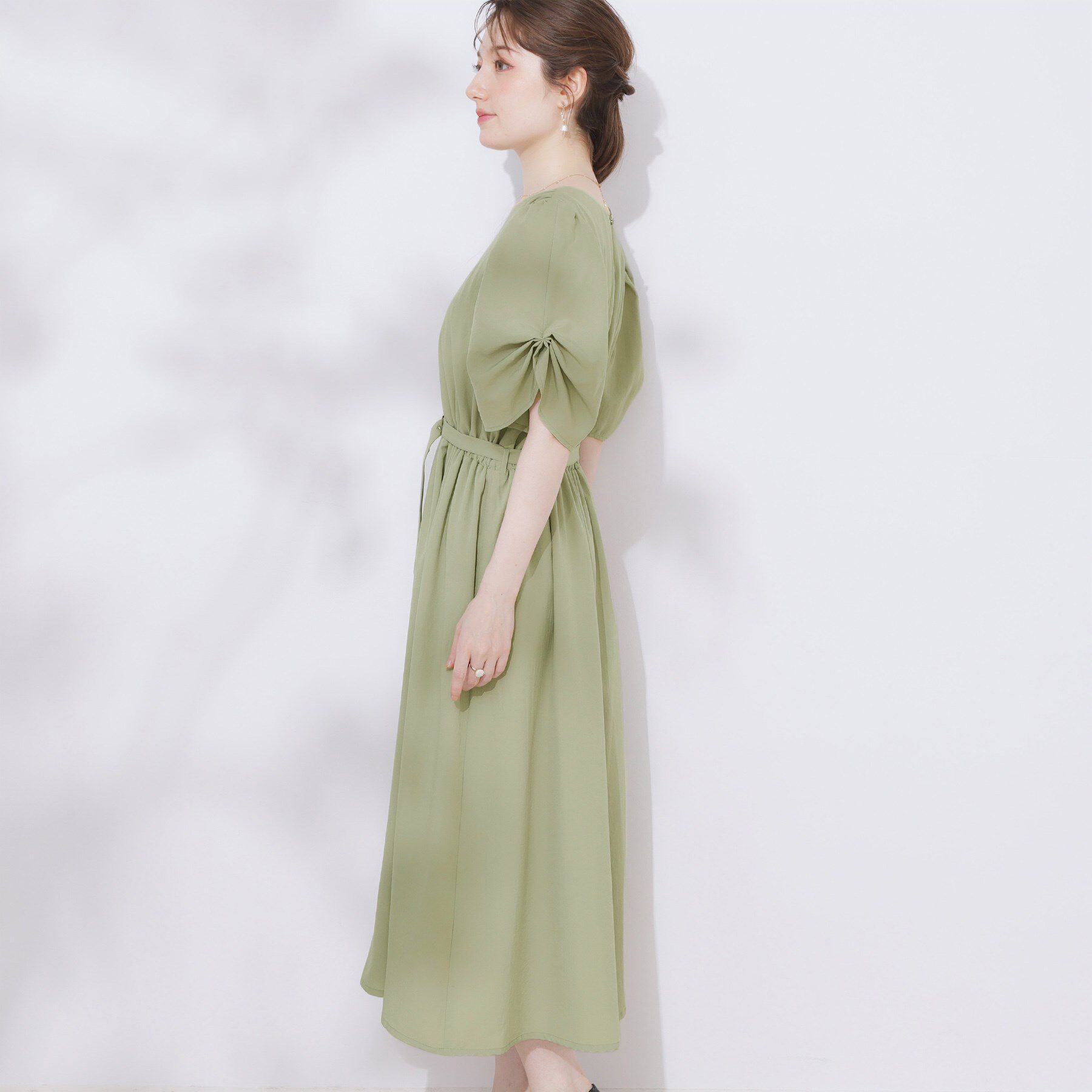 Couture broach「【マシンウォッシャブル・二の腕カバー】ウエストベルトVネックワンピース」|ワンピース|