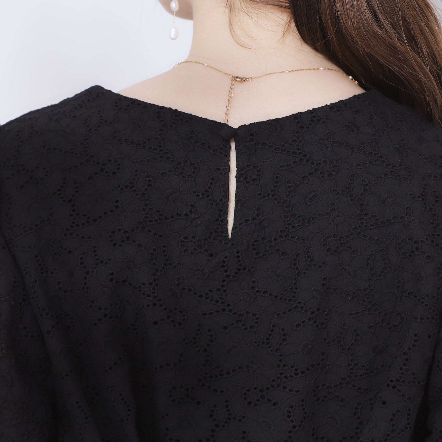 Couture broach「【一枚で着映える・花柄刺繍・5分袖】バックレースアップ カットワークレースブラウス」|シャツ・ブラウス|