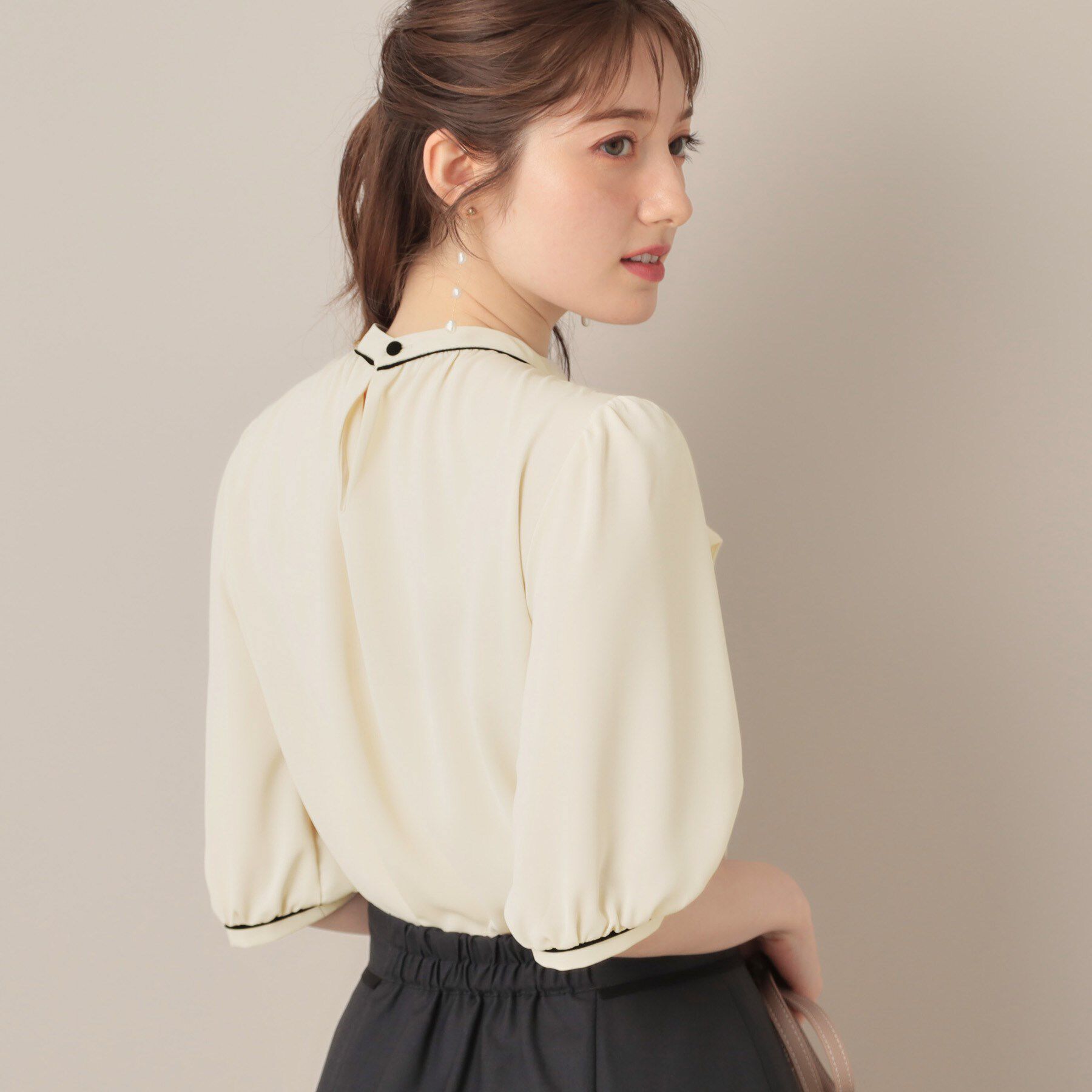 Couture broach「【華やか・5分袖・通勤】配色フリルタイブラウス」|シャツ・ブラウス|