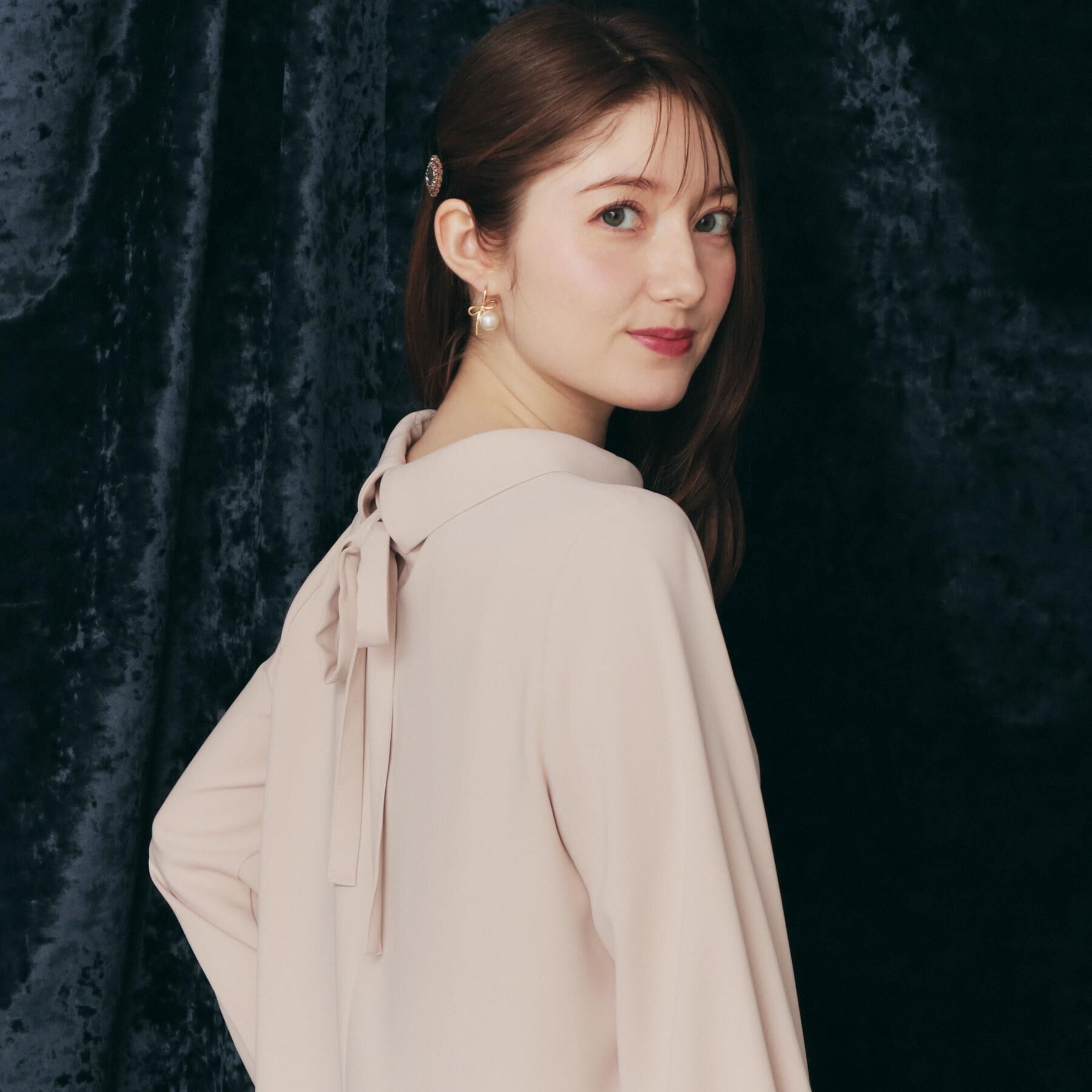 Couture broach「【大人可愛い・通勤】ロールカラーバックリボンブラウス」|シャツ・ブラウス|