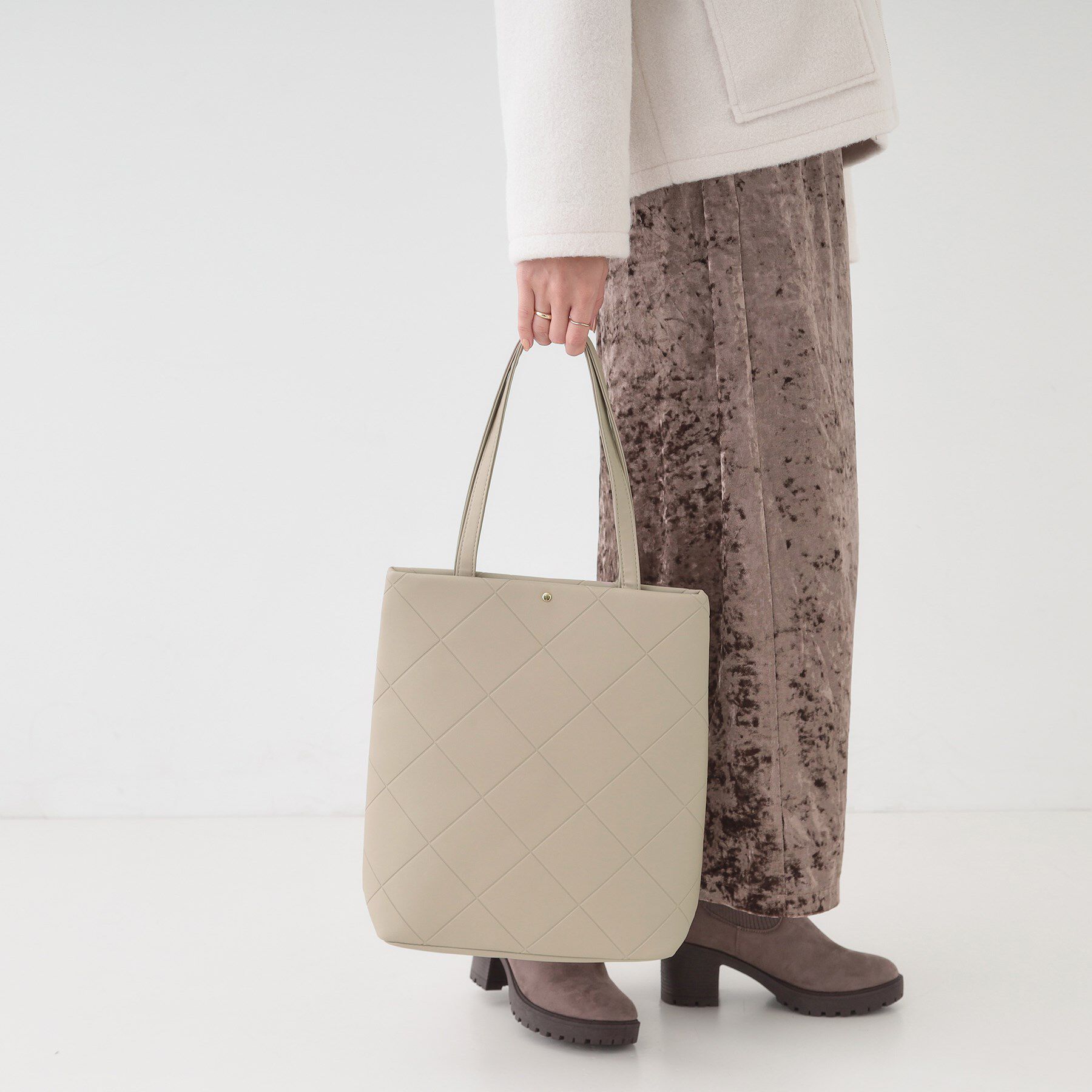 SHOO･LA･RUE「バイアスチェック型押しトートバッグ」|トートバッグ|グレージュ(050)