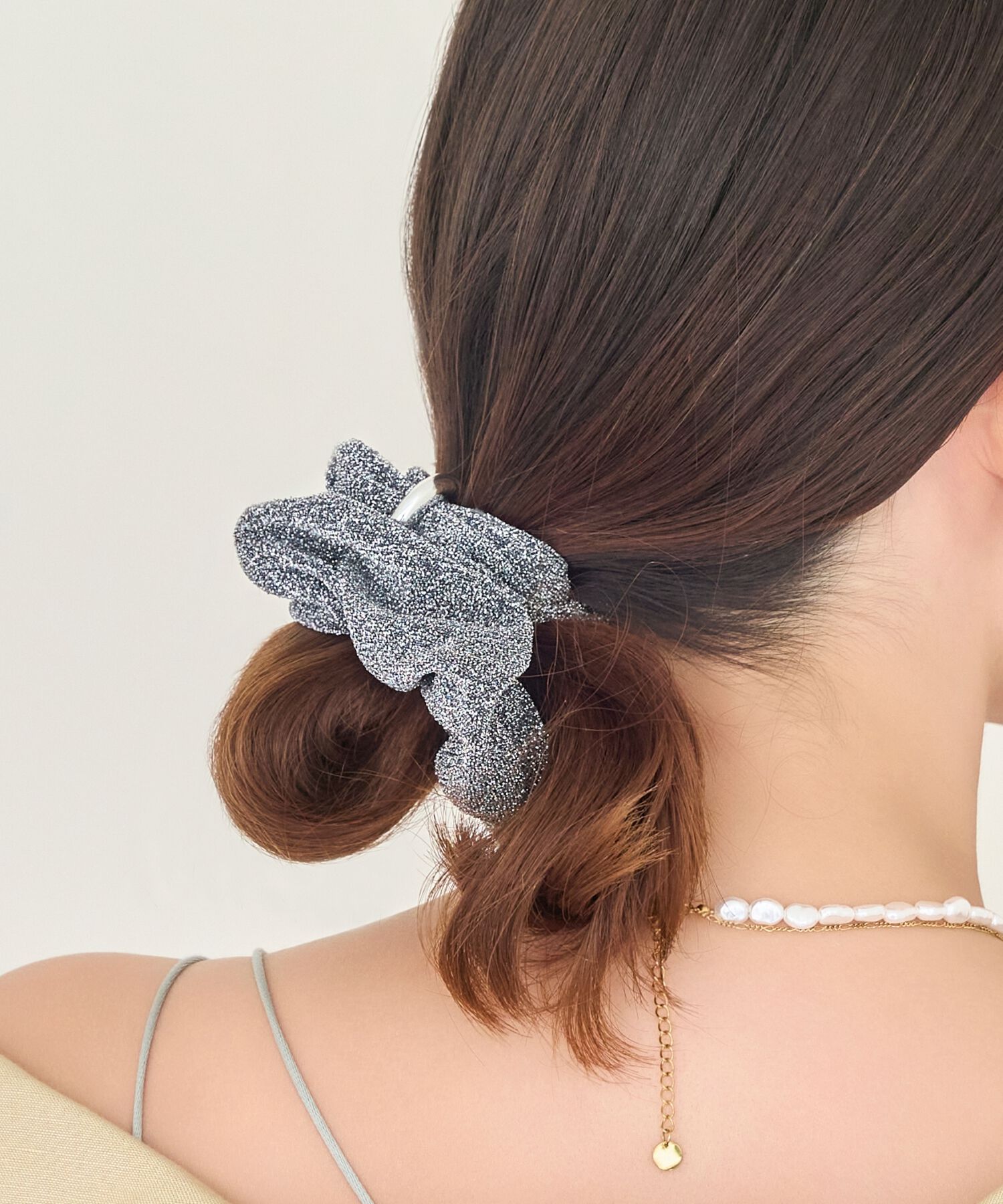 Phoebe「メタルグリッターシュシュ　グレー」|ヘアゴム・シュシュ|グレー