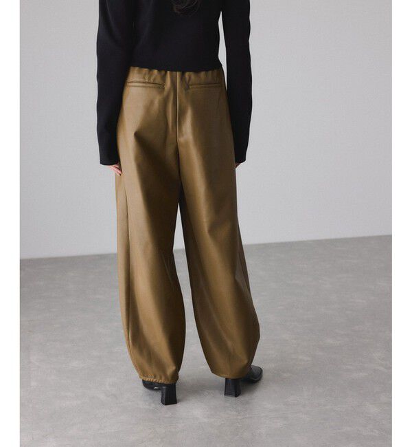 ADAM ET ROPE'「シンセティックレザートラックパンツ」|チノ|