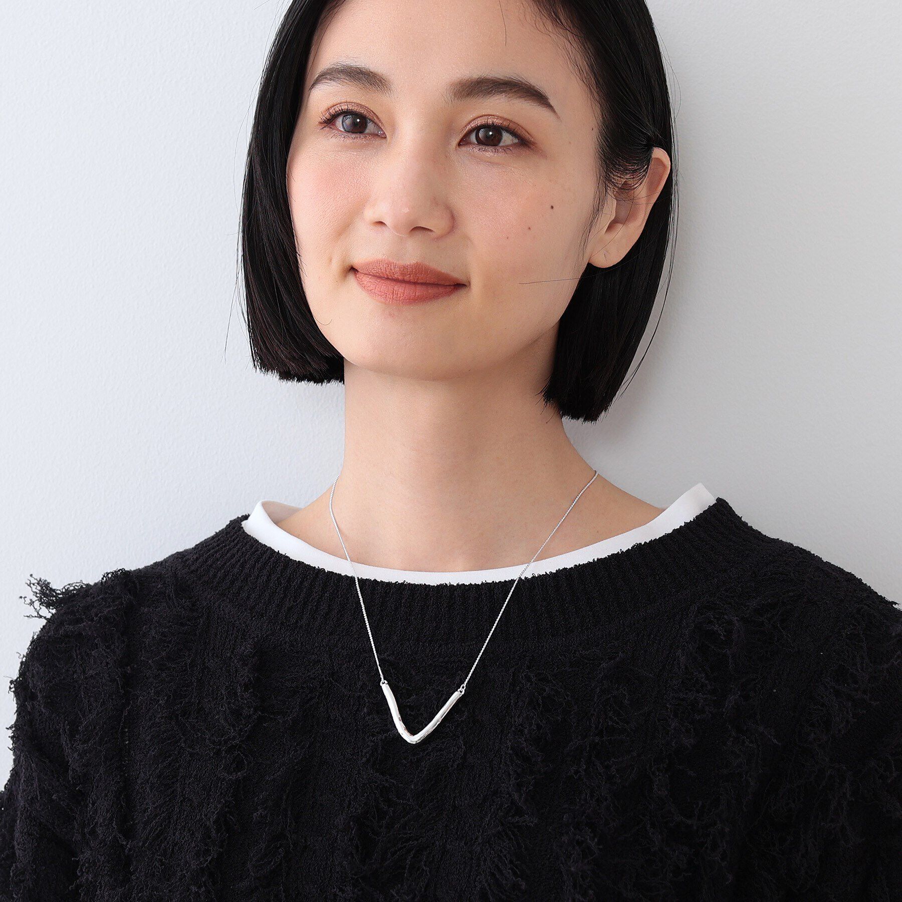 INDIVI「【フリードロップ】V型バー アクセントネックレス」|ネックレス|