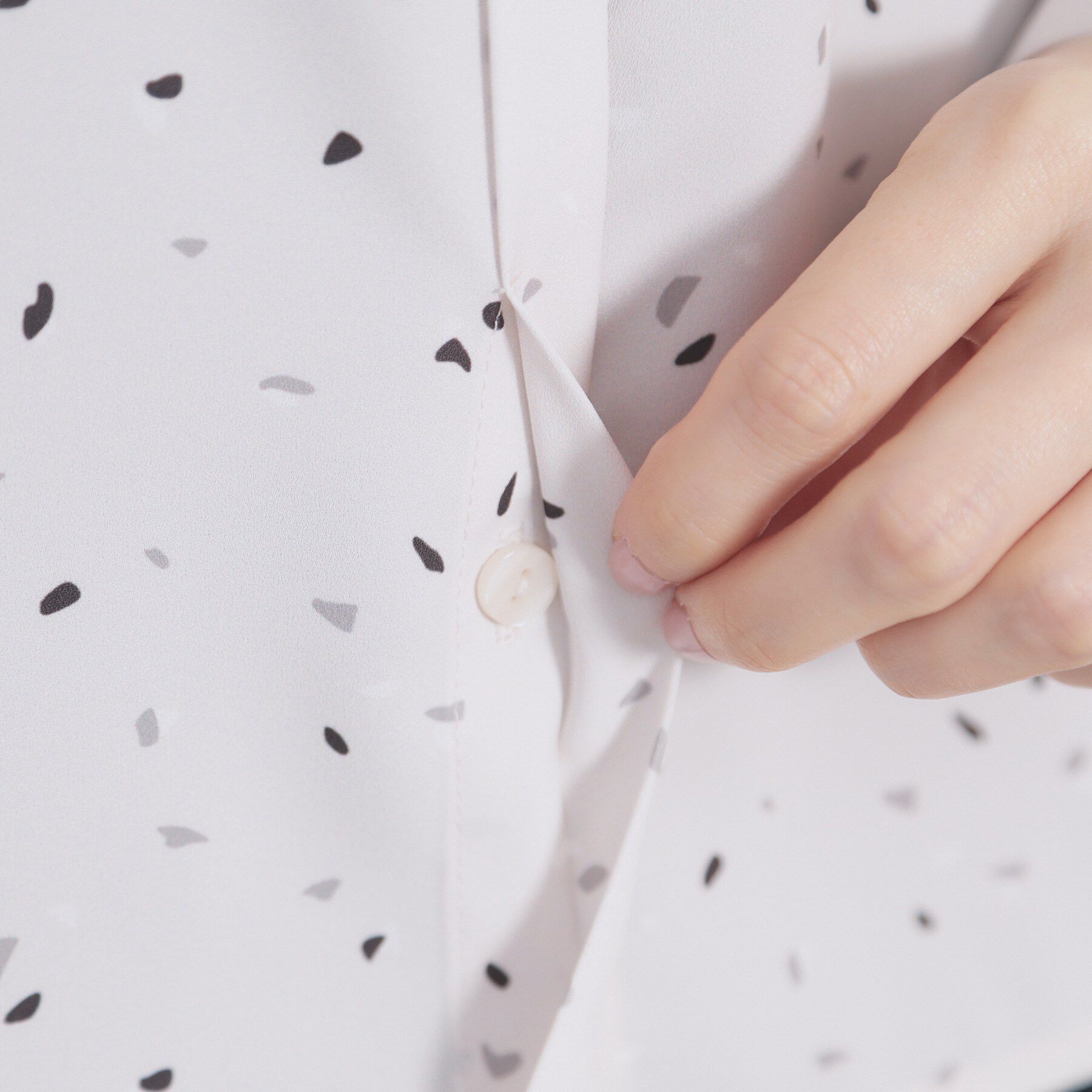 index「フェイクパールピンボウタイブラウス【洗濯機OK/イージーアイロン/ストレッチ】《XS-LL》」|シャツ・ブラウス|