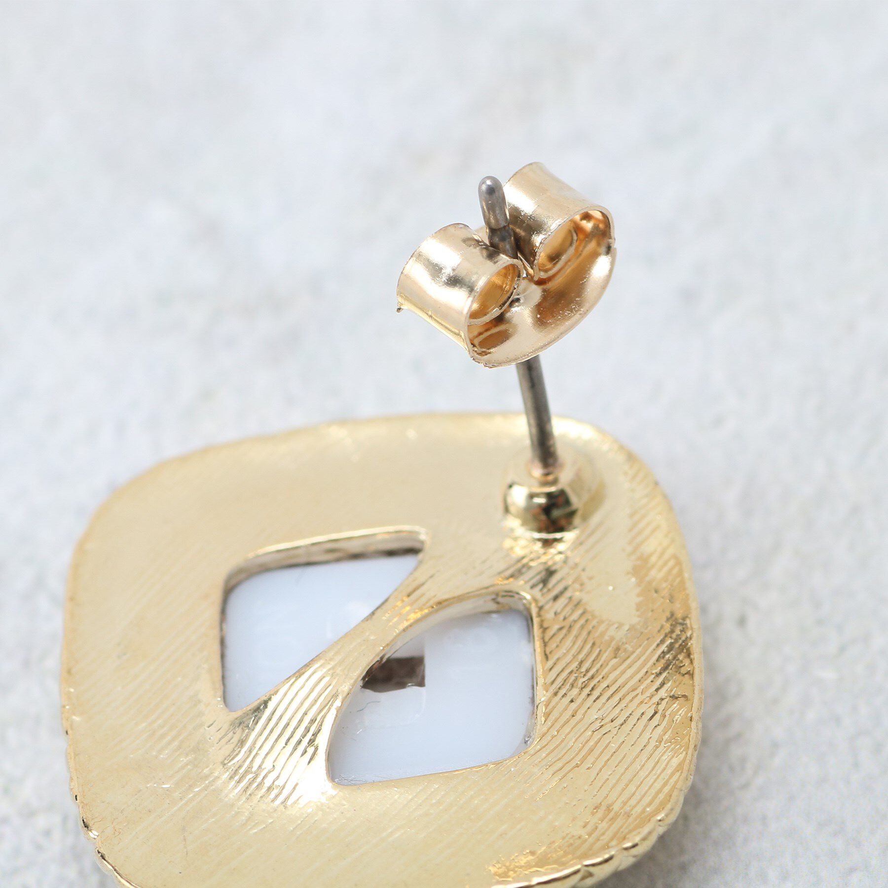 OPAQUE.CLIP「ベロア&times;ゴールドメタル縁取りスクエアピアス」|ピアス|