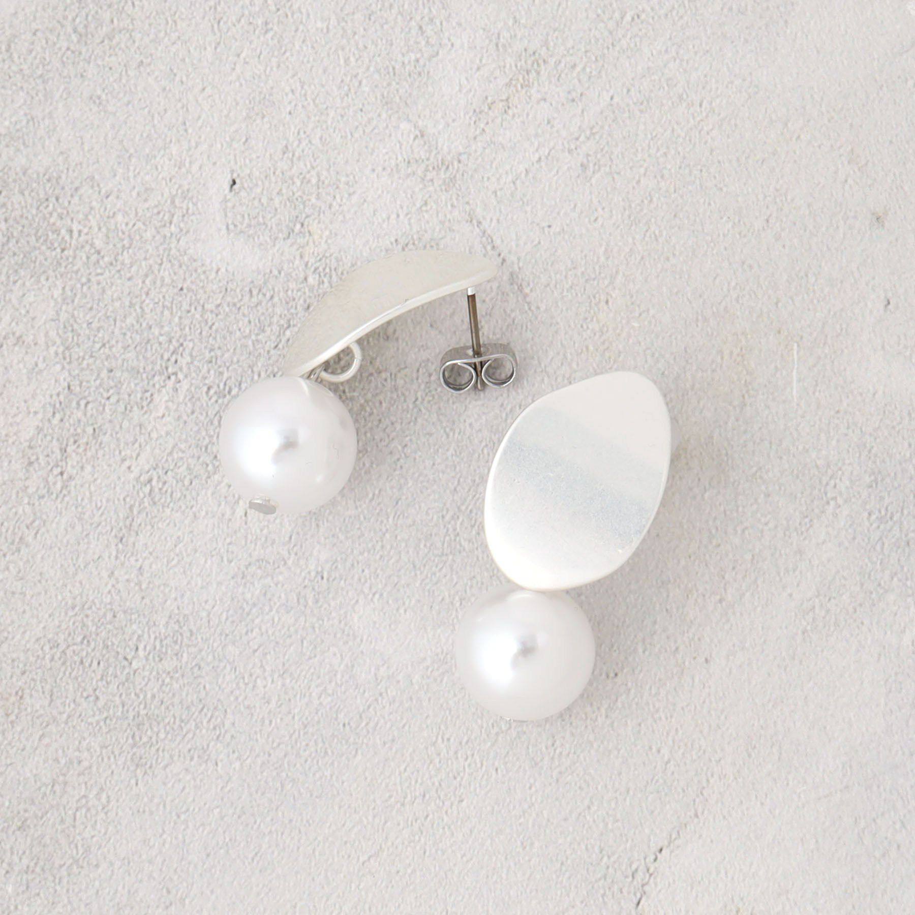 OPAQUE.CLIP「メタル&times;フェイクパール ボリュームピアス」|ピアス|シルバー(006)