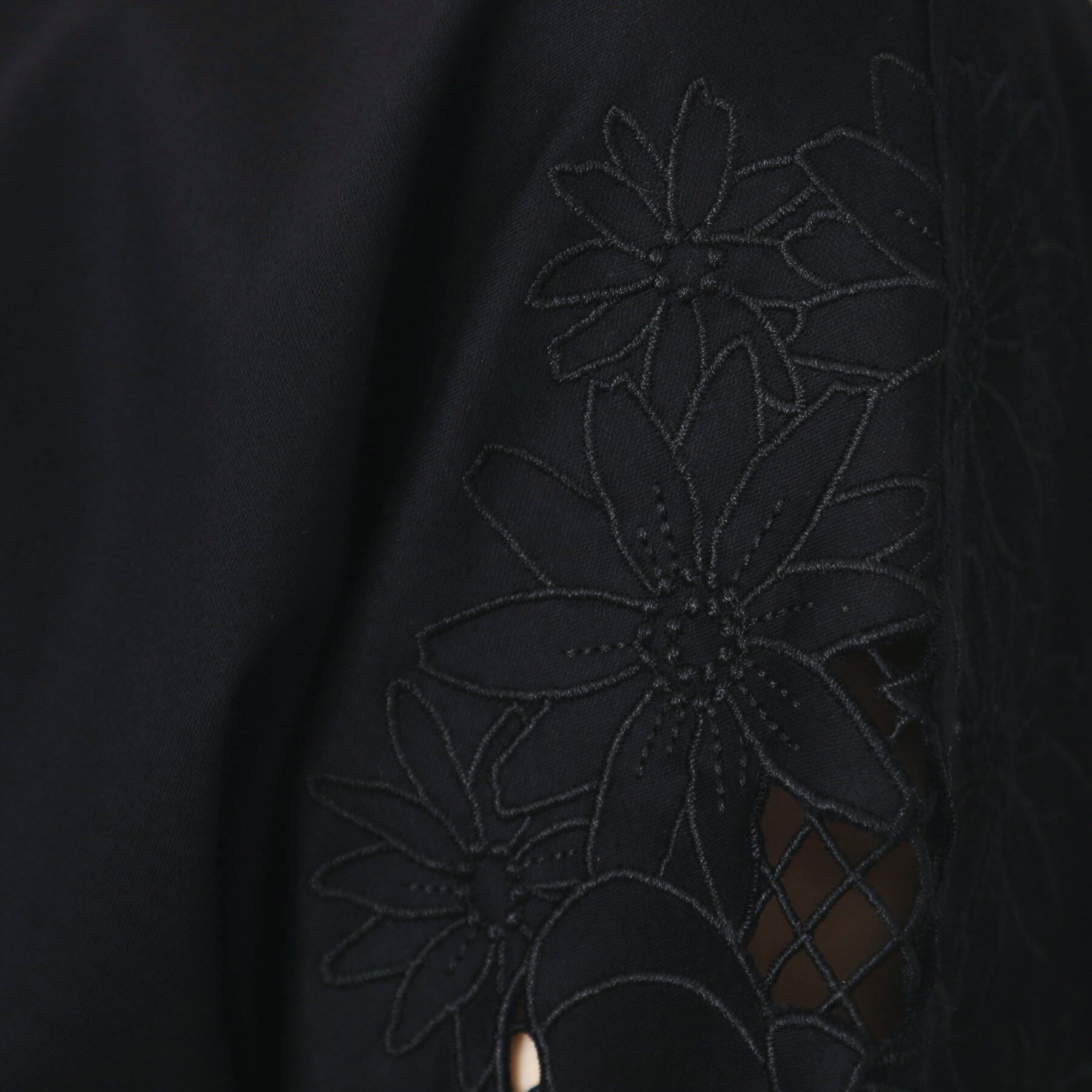 Couture broach「【接触冷感・洗える・UV機能付き・二の腕カバー】デイジー＆リボン エンブロドルマントップス」|Tシャツ・カットソー|