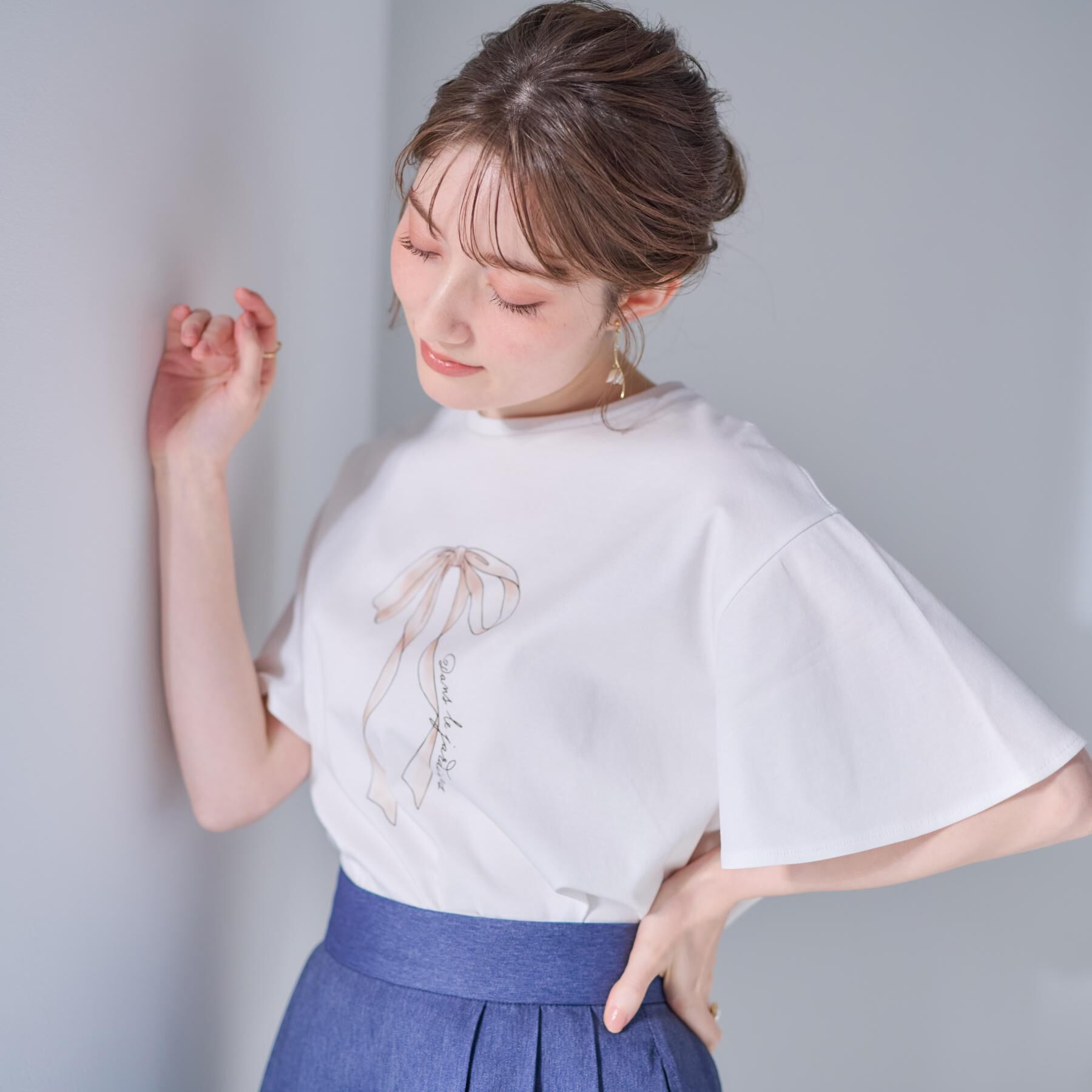 Couture broach「【マシンウォッシャブル・接触冷感・UV機能】60リボンロゴプリント フレアーT」|Tシャツ・カットソー|