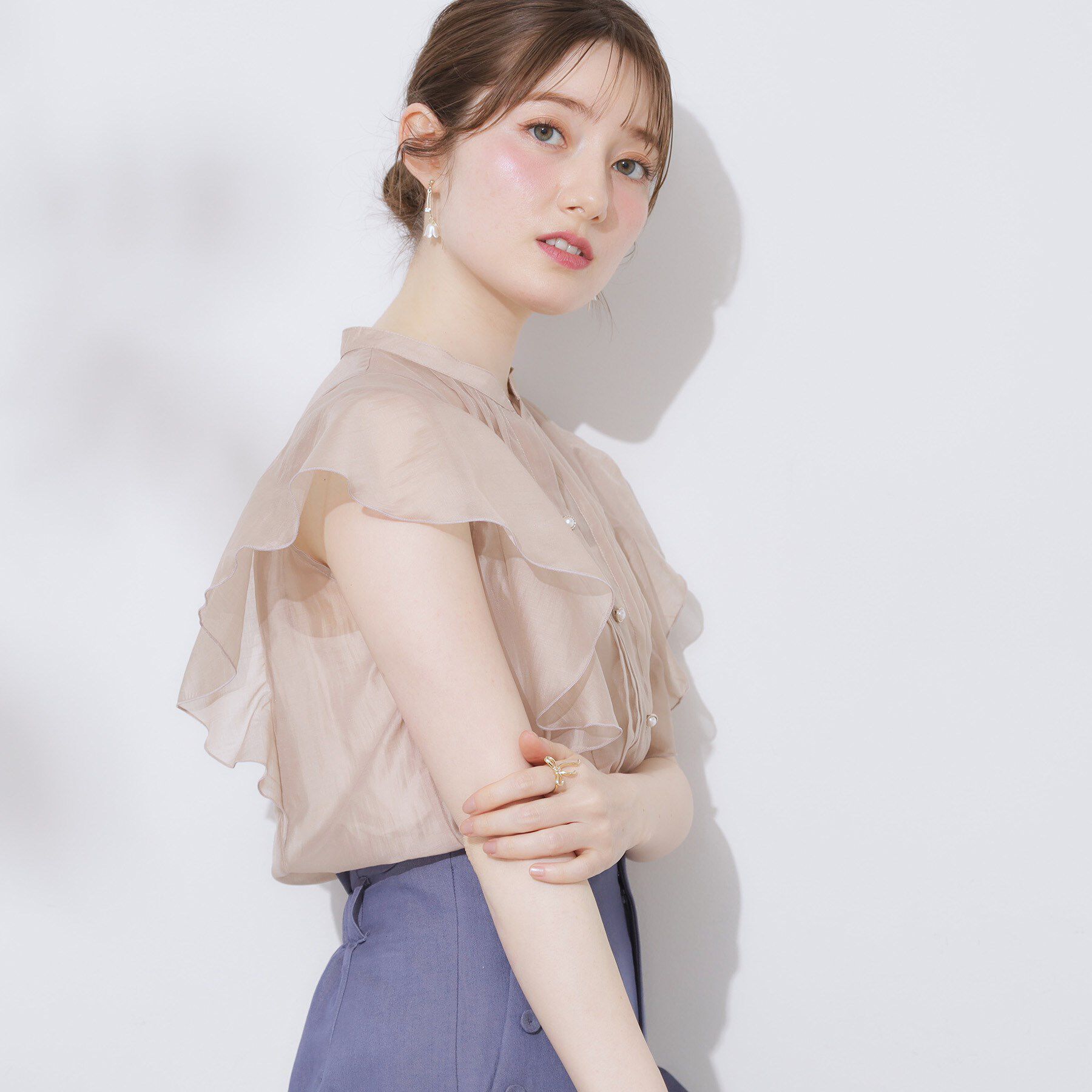 Couture broach「【洗える・オシャレな透け感】タックデザインフレア袖シアーブラウス」|シャツ・ブラウス|