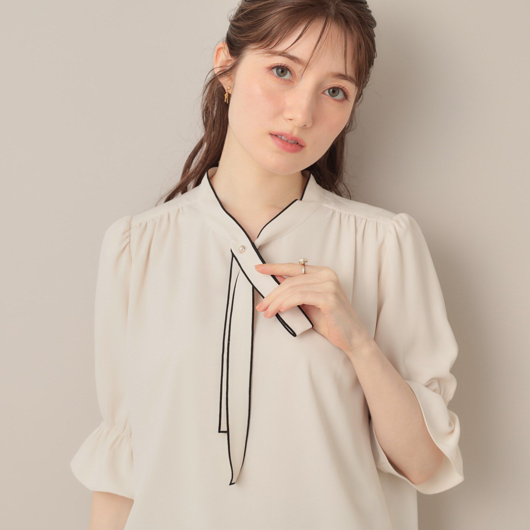 Couture broach「【大人可愛い・5分袖・通勤】デザインタイブラウス」|シャツ・ブラウス|オフホワイト(003