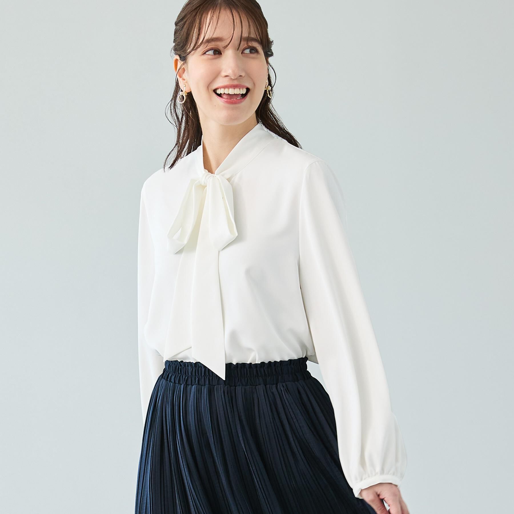 SHOO･LA･RUE「【洗濯機可/S-3L】リボンボウタイが魅力　大人の華やかブラウス」|シャツ・ブラウス|