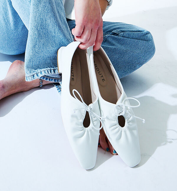 AU BANNISTER「【LAROUTE】レースアップギャザー ソフトパンプス」|その他|ホワイト