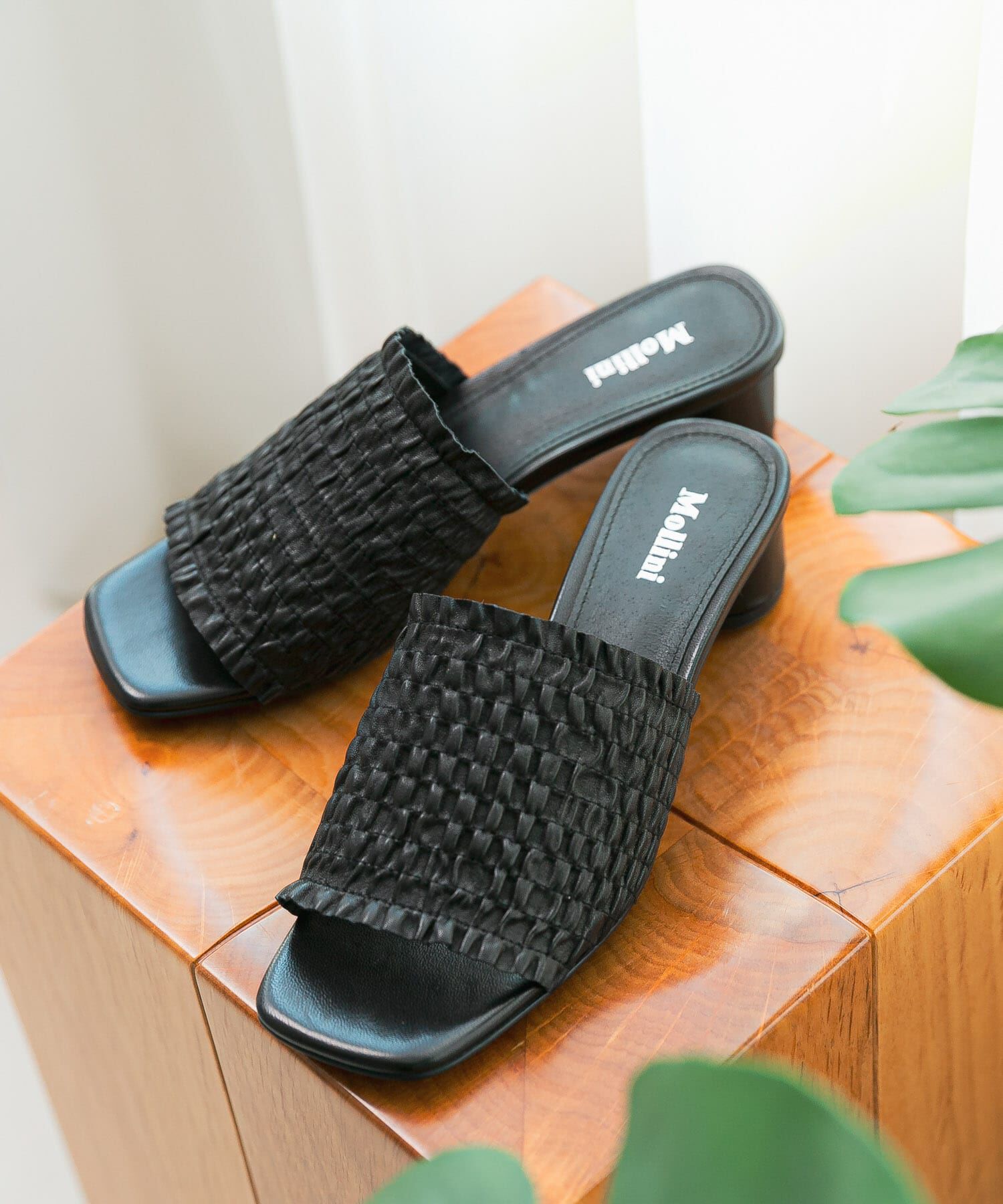 URBAN RESEARCH ROSSO「Mollini　ギャザーサンダル」|サンダル|ブラック