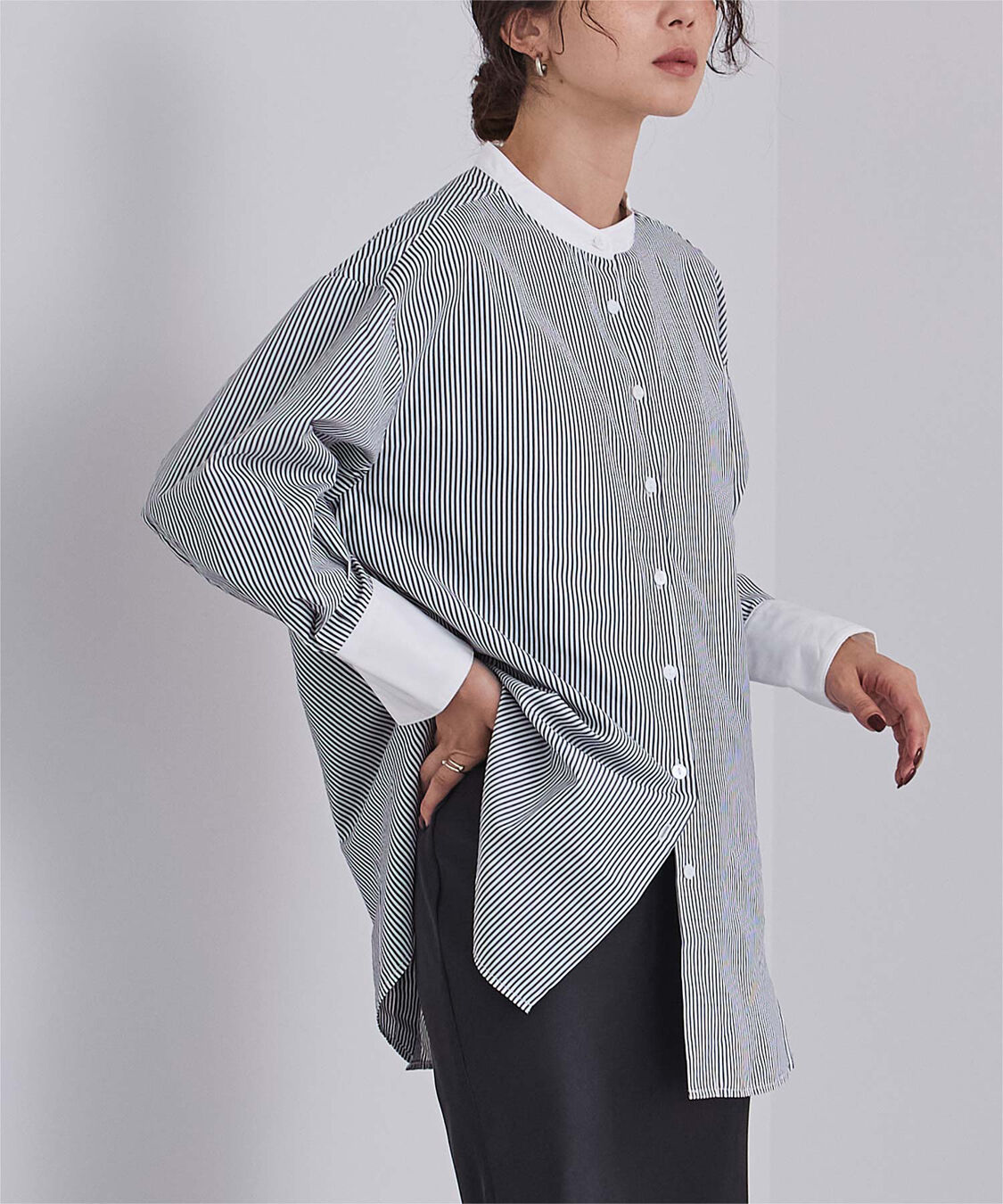 ur's「釦バックスリットチュニックシャツ」|シャツ・ブラウス|ｽﾄﾗｲﾌﾟ/ﾁｬｺｰﾙ