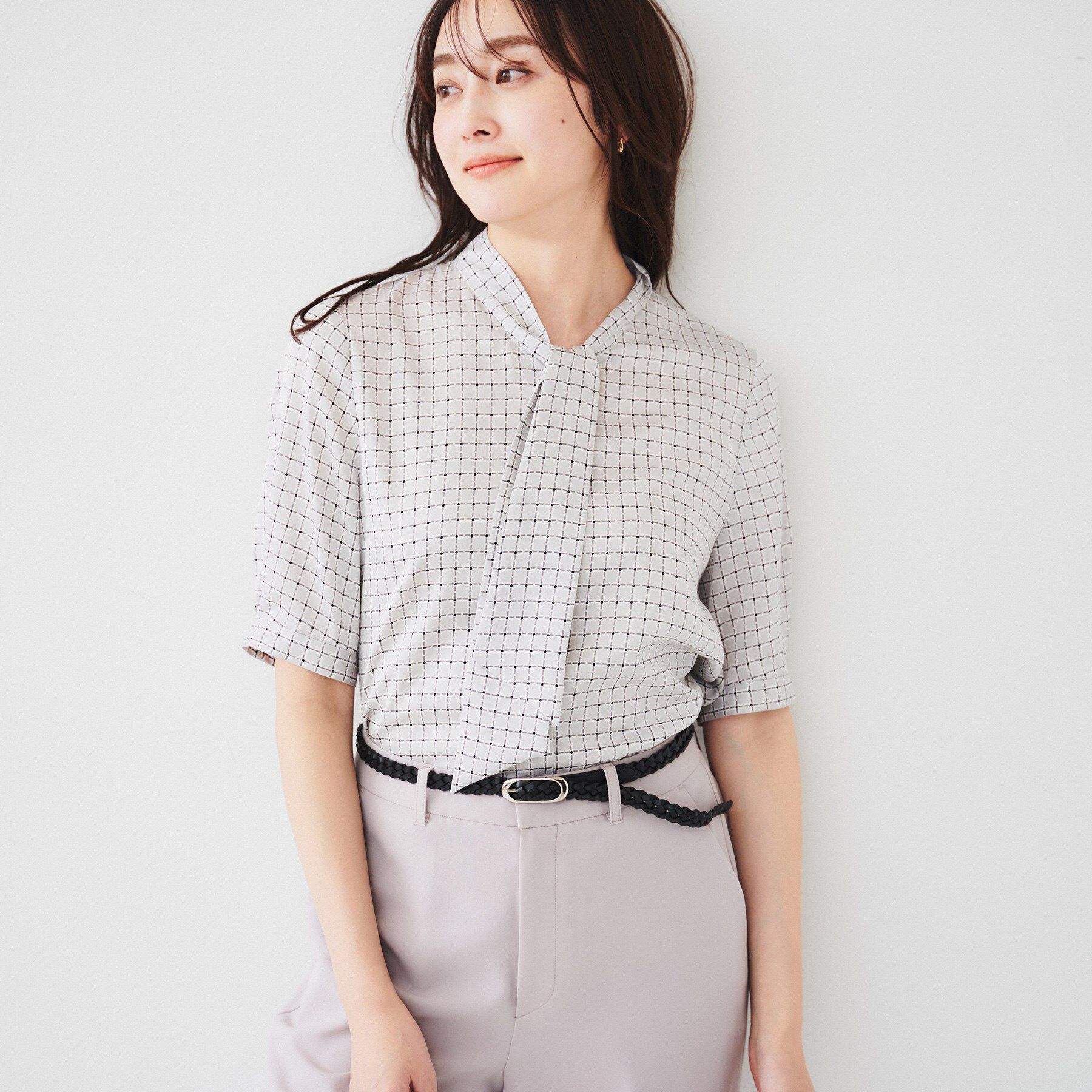 UNTITLED「【通勤/二の腕カバー】ジオメチェック ボウタイブラウス」|シャツ・ブラウス|ライトグレー(111