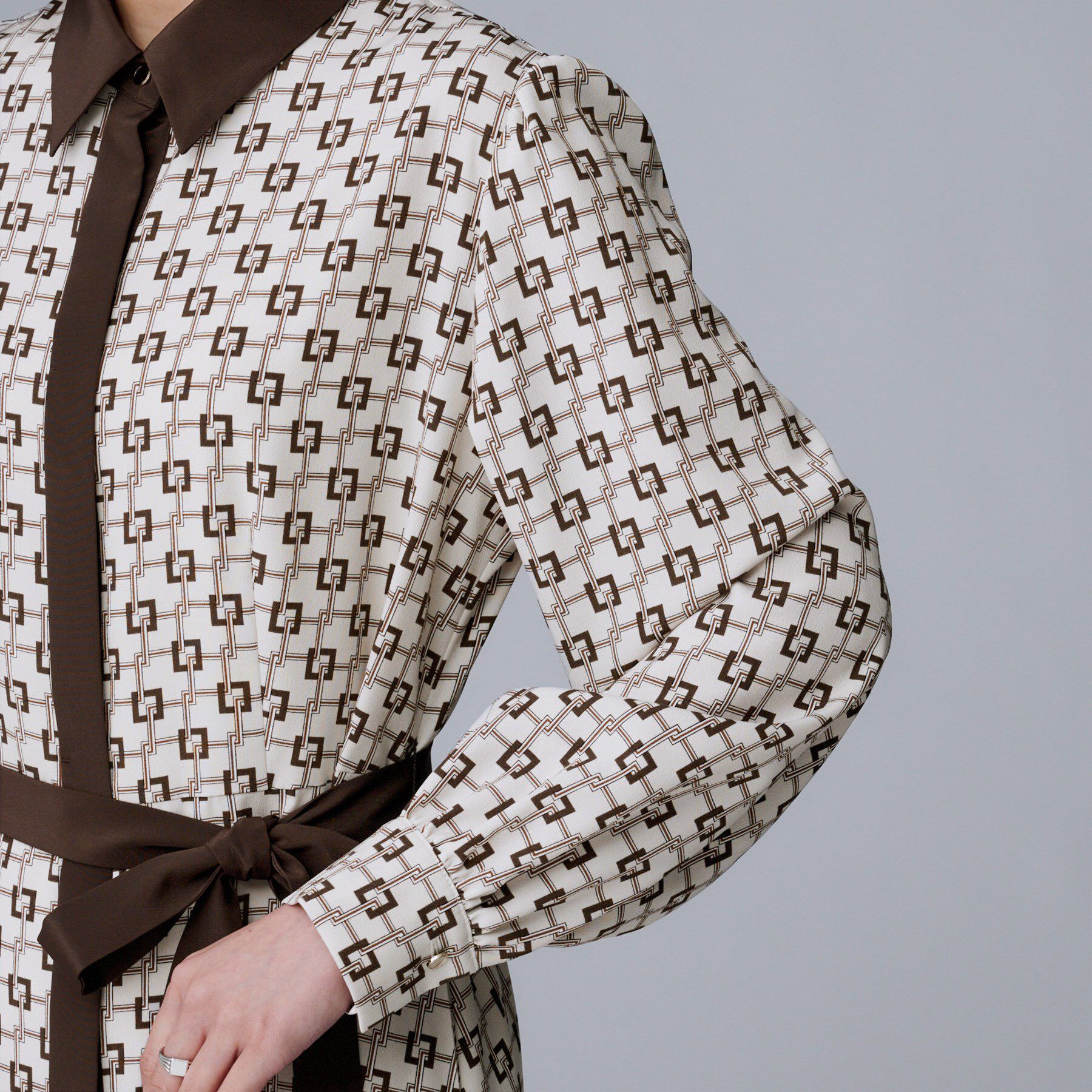 UNTITLED「【ウエストリボン/前開きボタン/レトロモダン】チェーン柄フレアワンピース」|ワンピース|