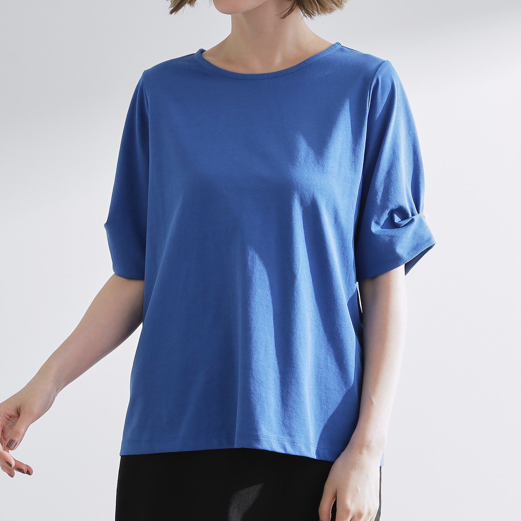 grove「きちんと感と女性らしさ、二の腕カバーが一枚で叶う　袖口パール調ボタンプルオーバー」|Tシャツ・カットソー|