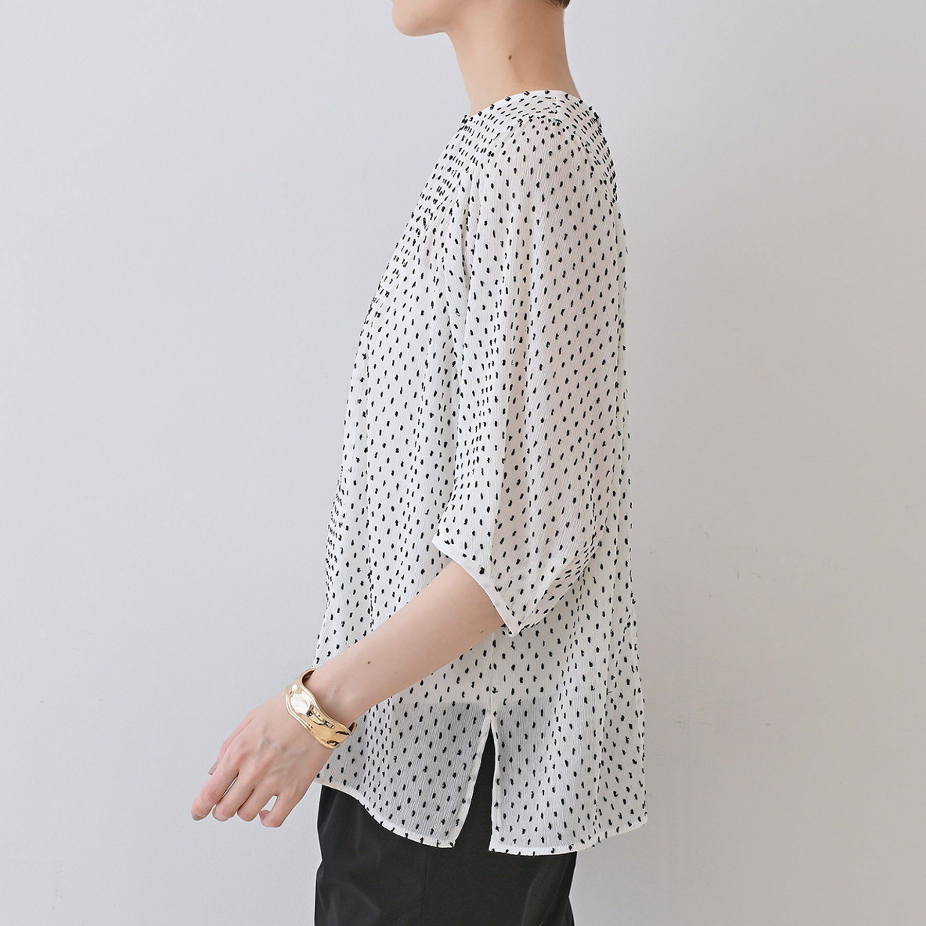INDIVI「【洗える／ドット柄／凹凸素材】袖コンシャスドルマンブラウス」|シャツ・ブラウス|