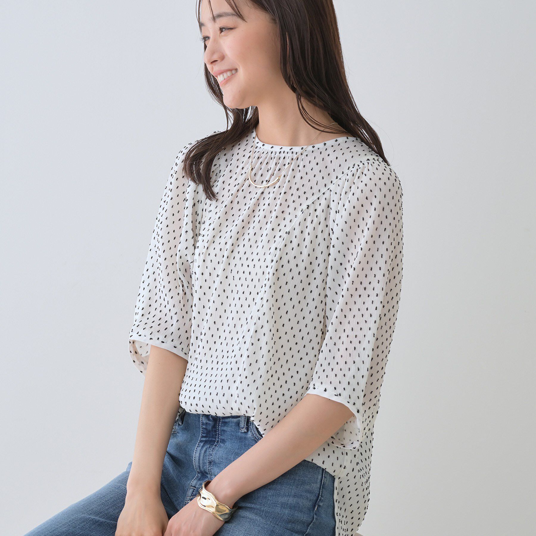 INDIVI「【洗える／ドット柄／凹凸素材】袖コンシャスドルマンブラウス」|シャツ・ブラウス|