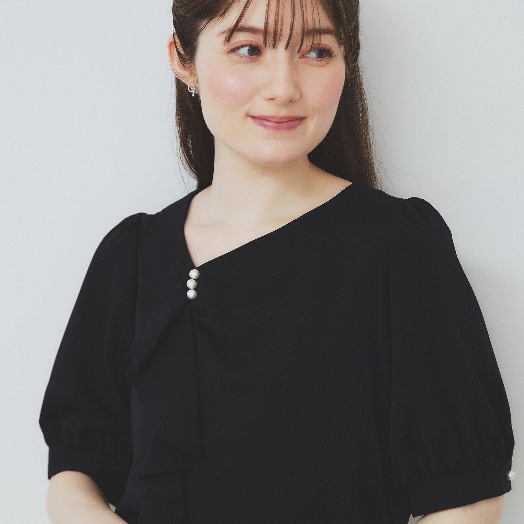 index「アシメフリルパール調ブラウス【洗濯機洗い可/イージーアイロン】」|シャツ・ブラウス|ネイビー(094)