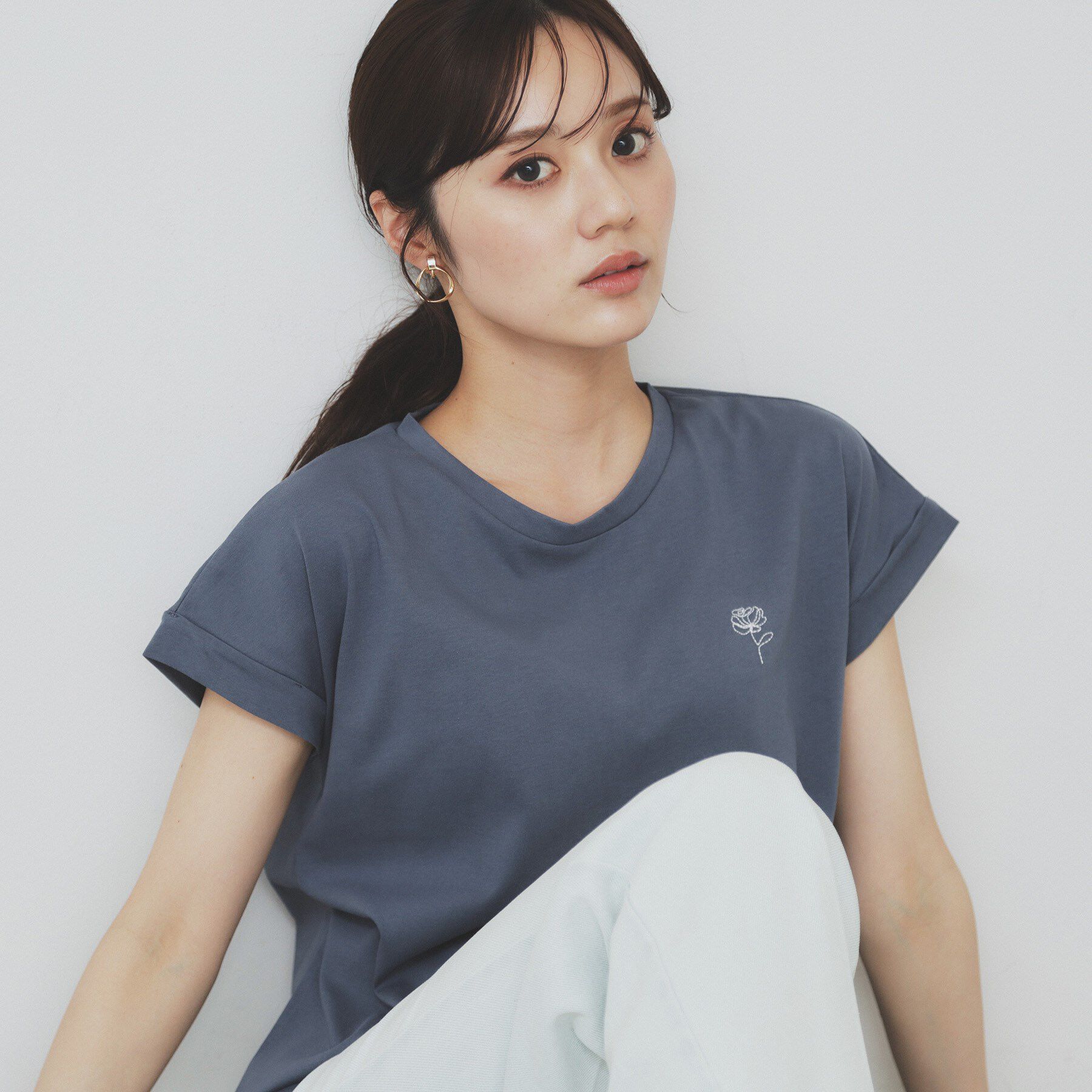 index「《6色展開/S-3Lサイズ》フラワー刺繍Tシャツ【汗ジミ防止/吸水速乾/接触冷感/UVケア/洗濯機洗」|Tシャツ・カットソー|チャコールグレー(0