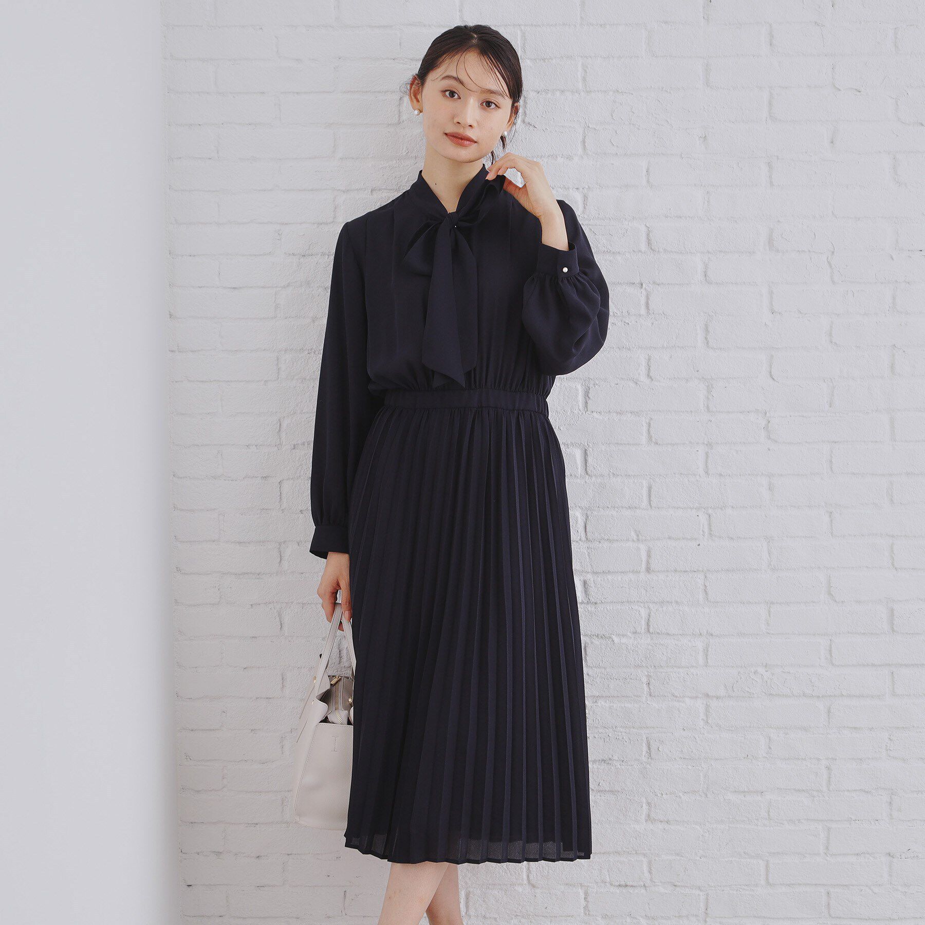 OPAQUE.CLIP「《通勤・セレモニー対応》ジョーゼットプリーツワンピース【洗える】」|ワンピース|ネイビー(094)