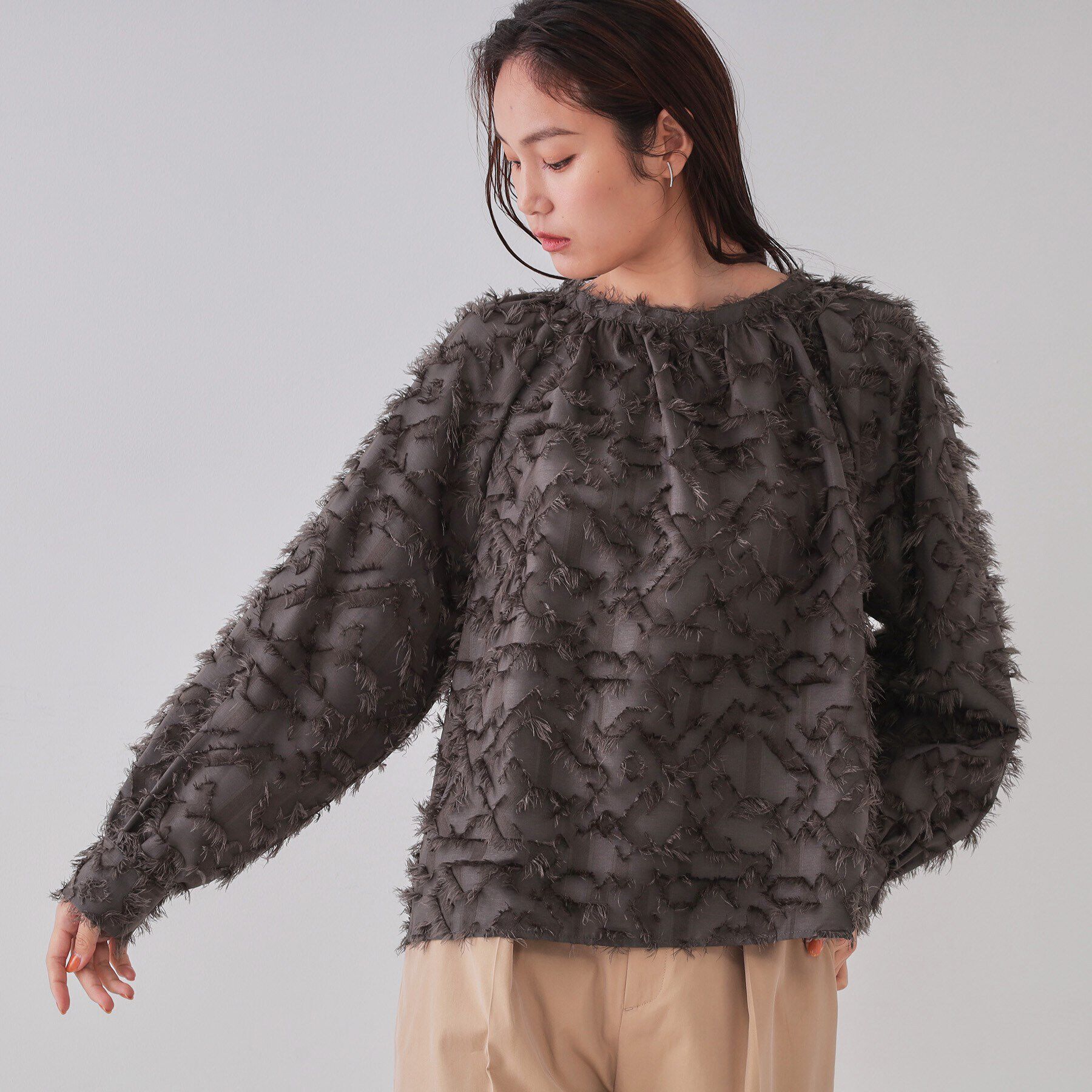 OPAQUE.CLIP「《VERY掲載》フリンジジャカードブラウス【洗濯機洗い可】」|シャツ・ブラウス|チャコールグレー(0