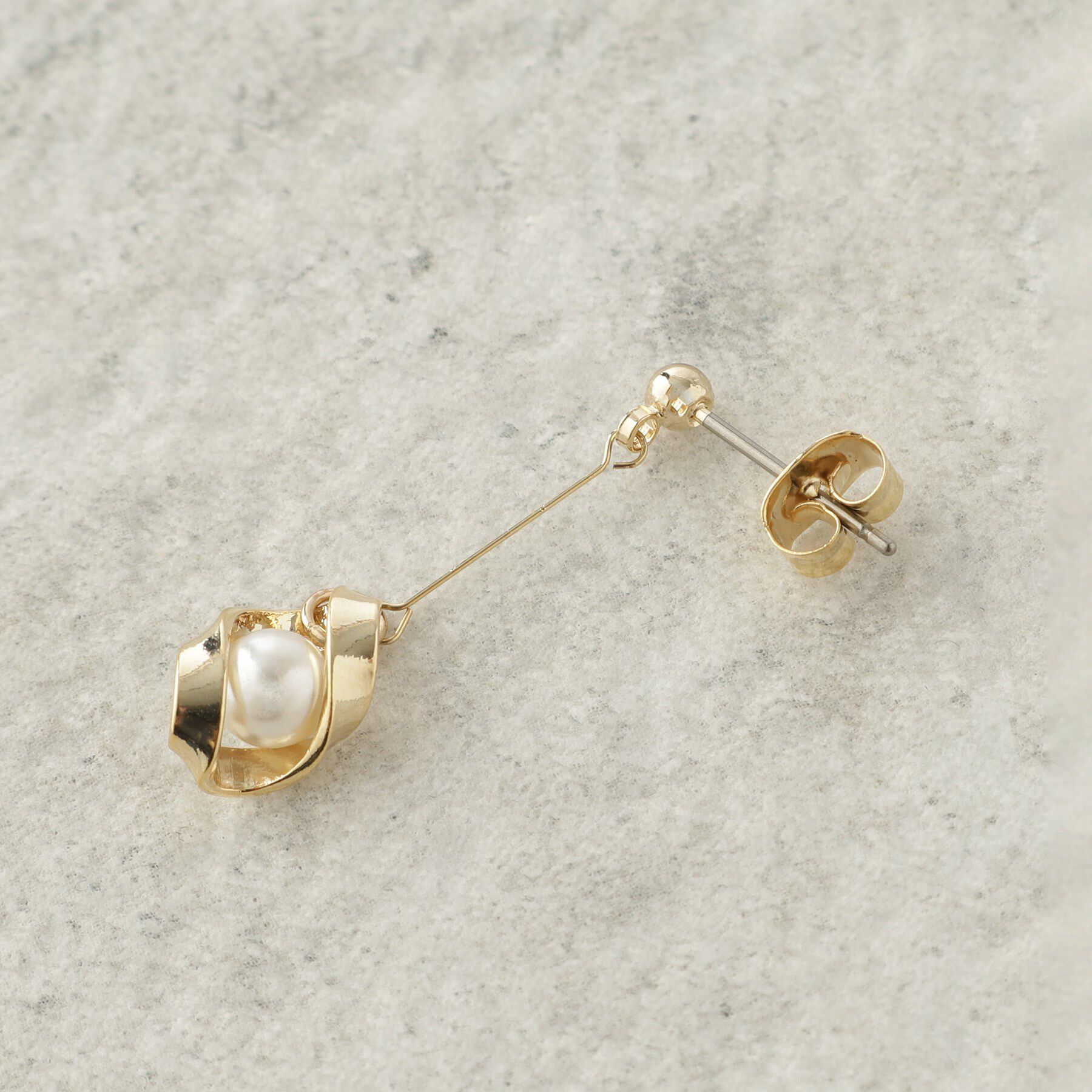 OPAQUE.CLIP「揺れるフェイクパール&times;メタルピアス」|ピアス|