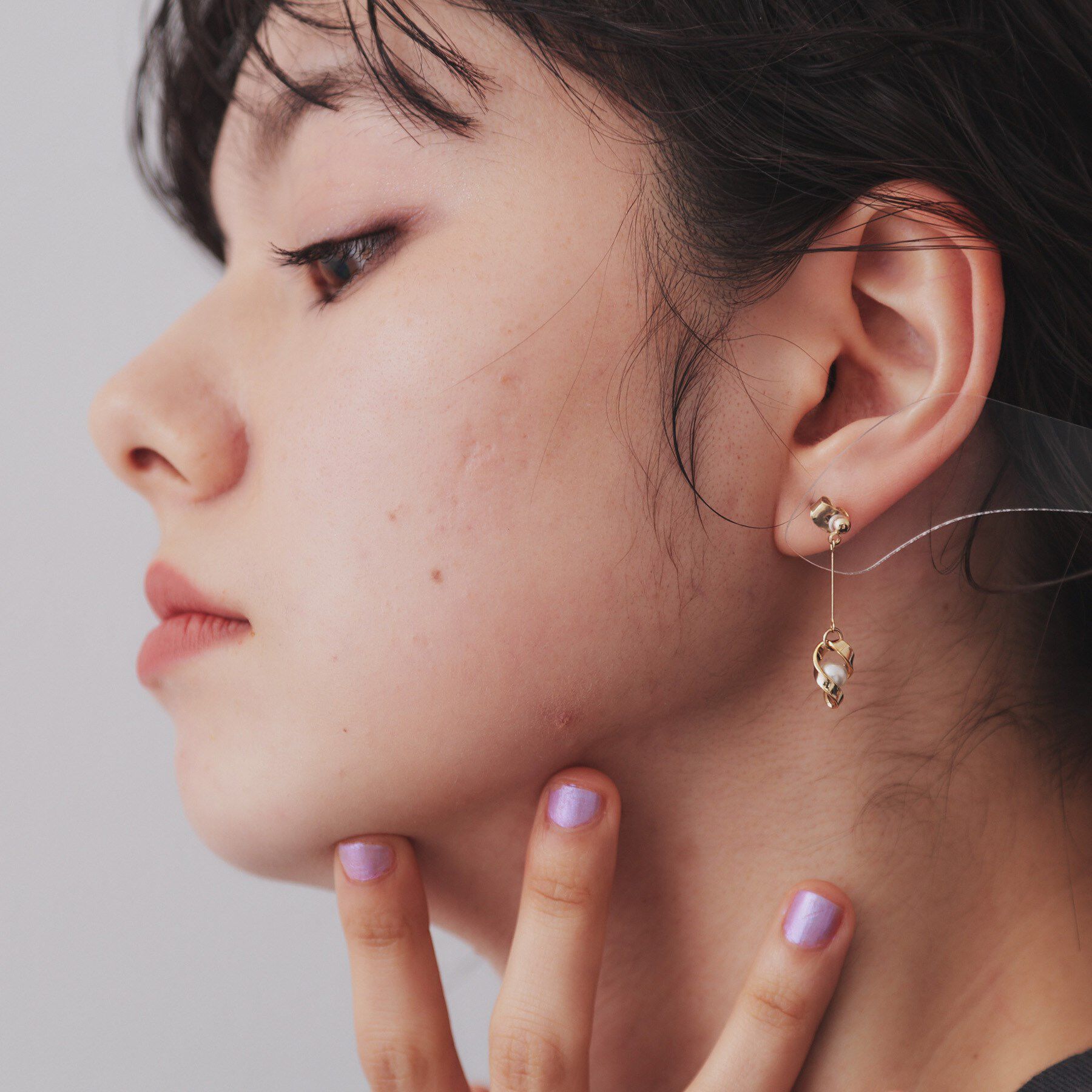 OPAQUE.CLIP「揺れるフェイクパール&times;メタルピアス」|ピアス|