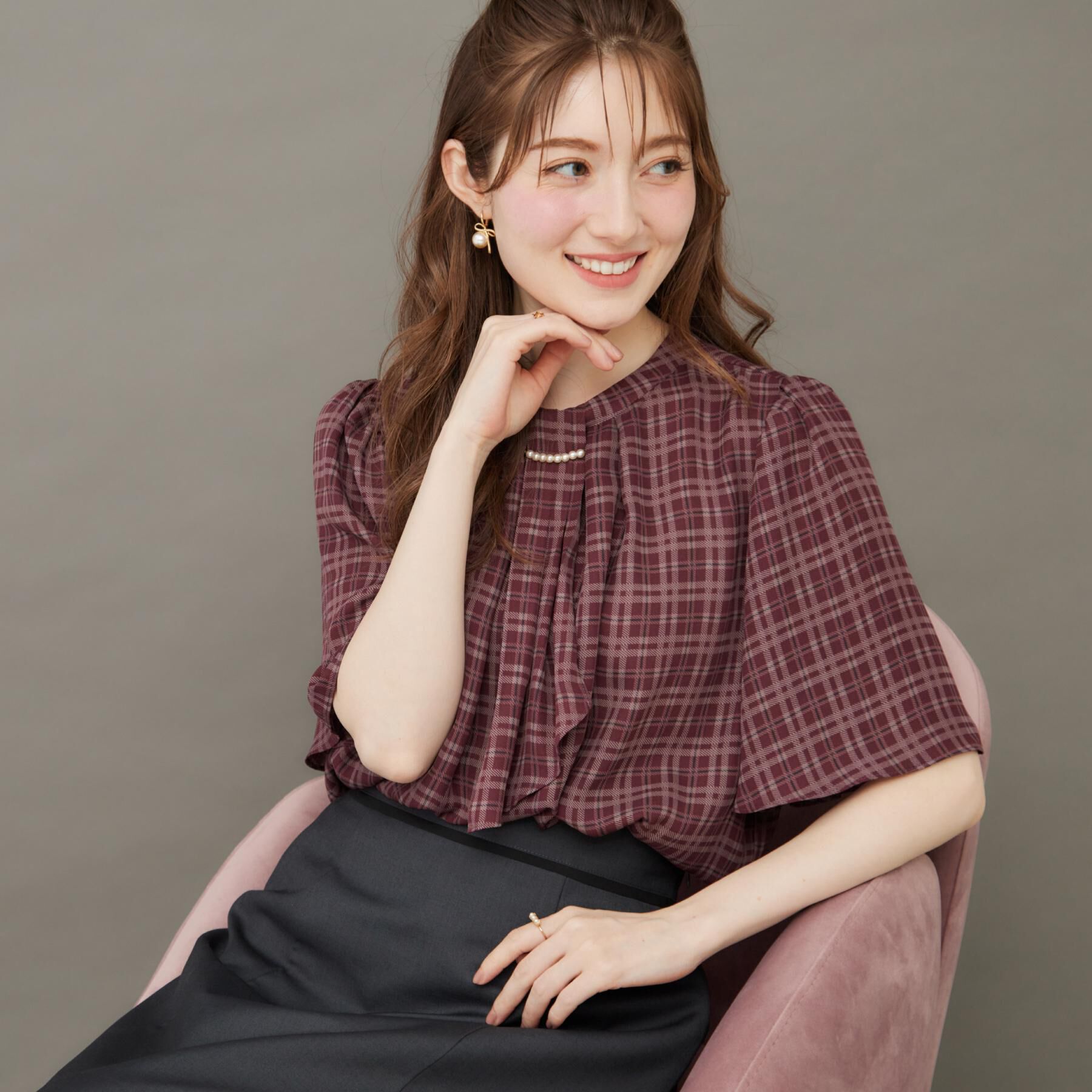 Couture broach「【着映え・5分袖・通勤】パール調タイチェックプリントブラウス」|シャツ・ブラウス|