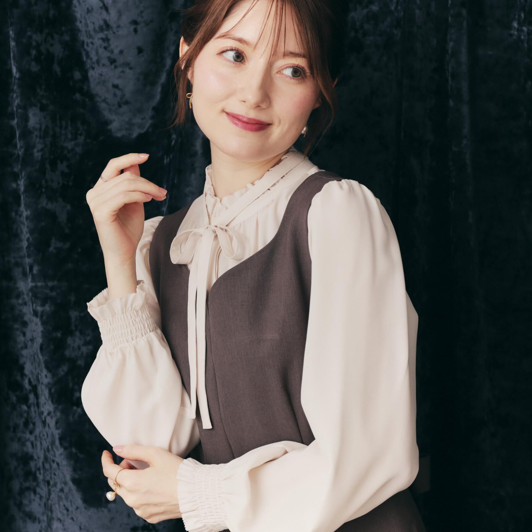 Couture broach「【フェミニン・通勤】タイ付きピコフリルブラウス」|シャツ・ブラウス|