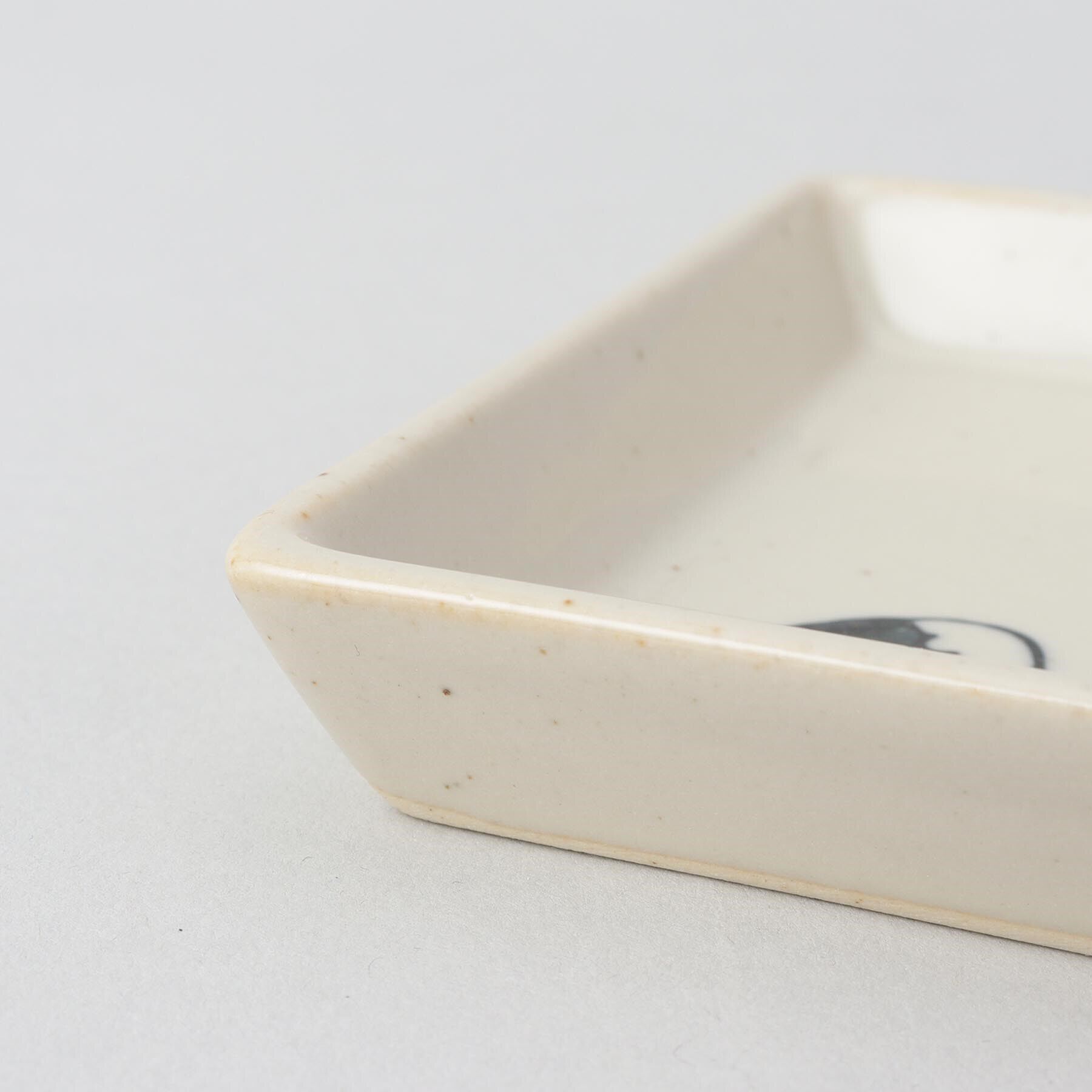 212 KITCHEN STORE「ぎゅっとおにぎりさん 角皿 のり」|食器・キッチングッズ|