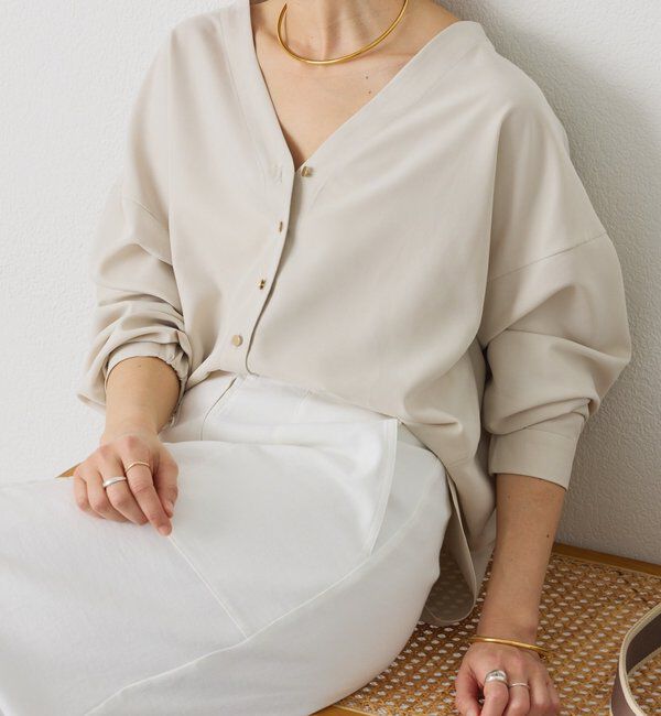  「予約【女性らしい抜け感】メタルボタンノーカラーブラウス」|シャツ・ブラウス|ライトベージュ