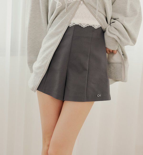  「チャーム付きコンパクトショートパンツ」|チノ|チャコールグレー