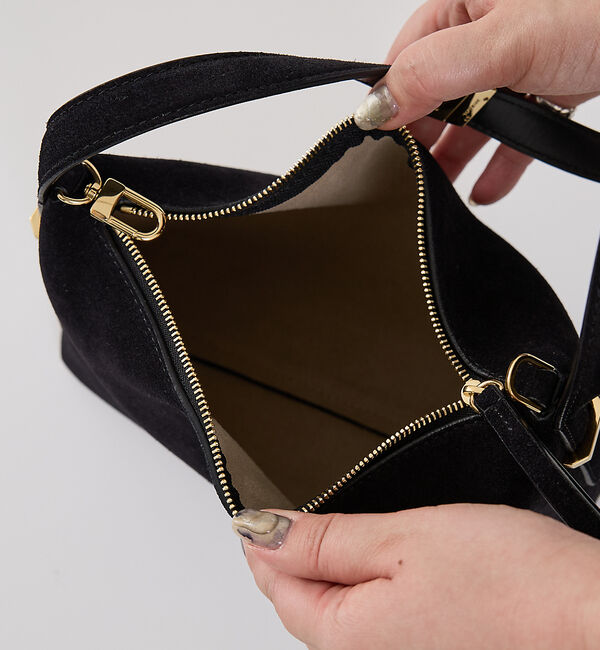 The Store by C' 「【TOTEME】BEVEL SUEDE WRISTLET／スエードバッグ」|ハンドバッグ|