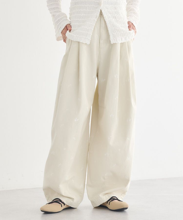 earth music&ecology「フラワー刺繍ツイルカーブパンツ」|その他|Ecru