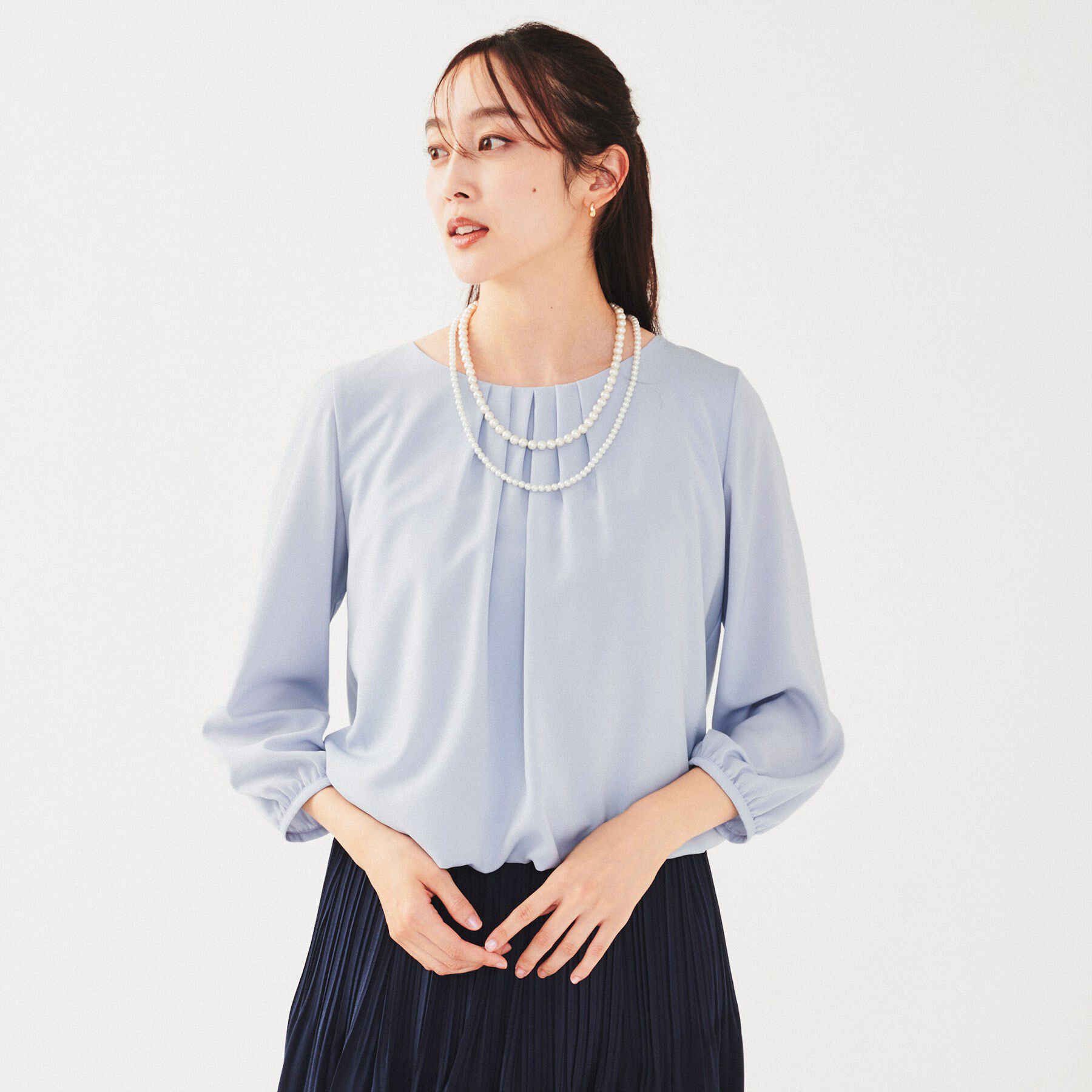 UNTITLED「【透けにくい/通勤】パウダリー タックブラウス」|シャツ・ブラウス|サックスブルー(09