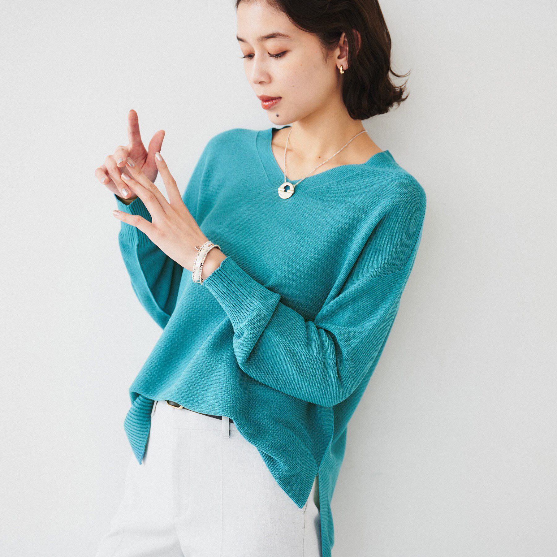 UNTITLED「【体型カバー/清涼感】サイドスリット Vネックニット」|ニット・セーター|