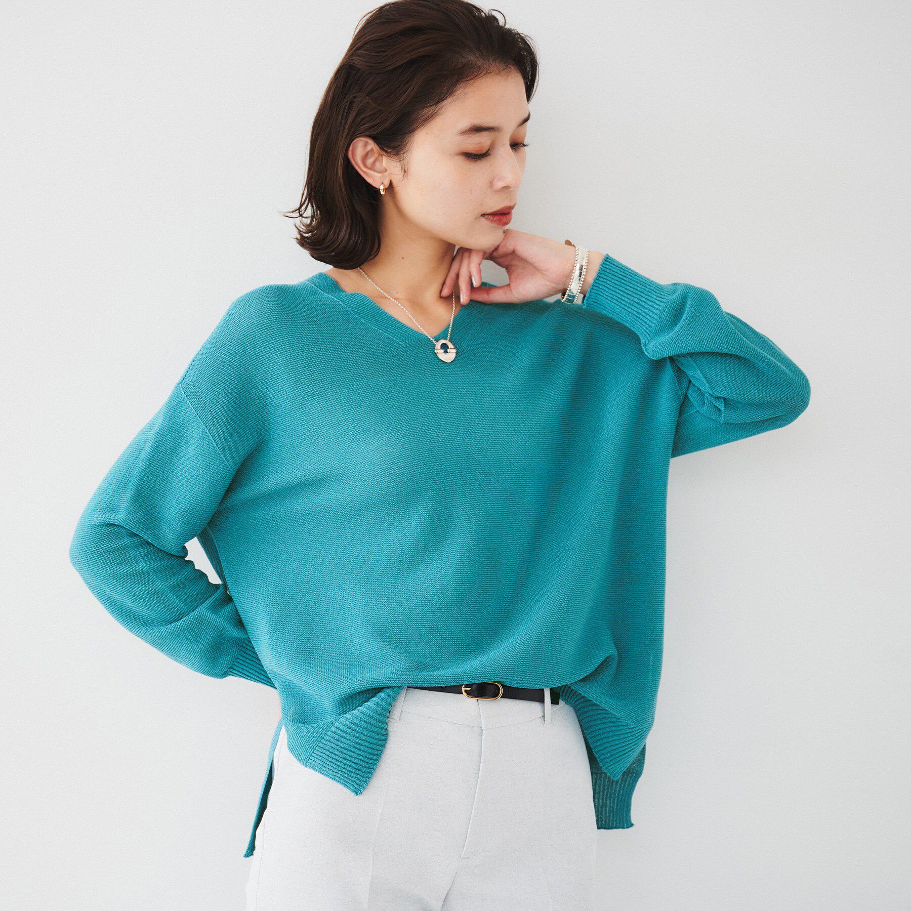 UNTITLED「【体型カバー/清涼感】サイドスリット Vネックニット」|ニット・セーター|ブルーグリーン(09