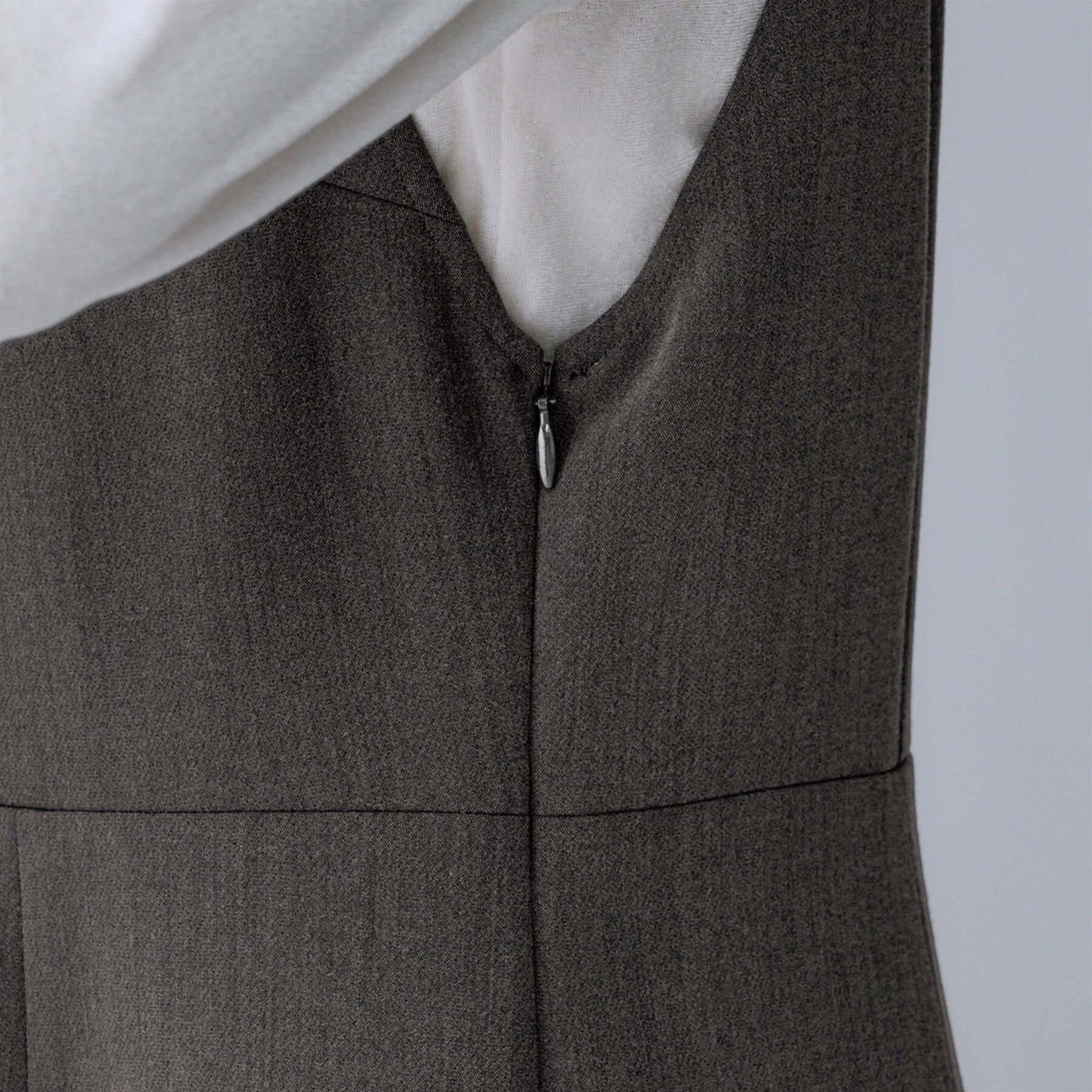 UNTITLED「【Aライン/ワンピース】Vネックジャンパースカート」|ワンピース|