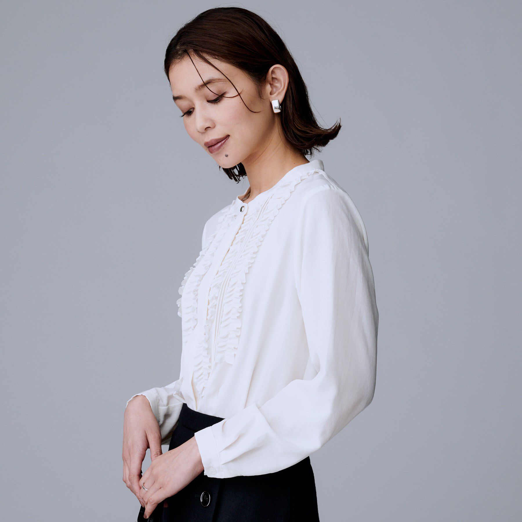 UNTITLED「【1枚で着映え/オンオフ着回し】フリルサテンブラウス」|シャツ・ブラウス|