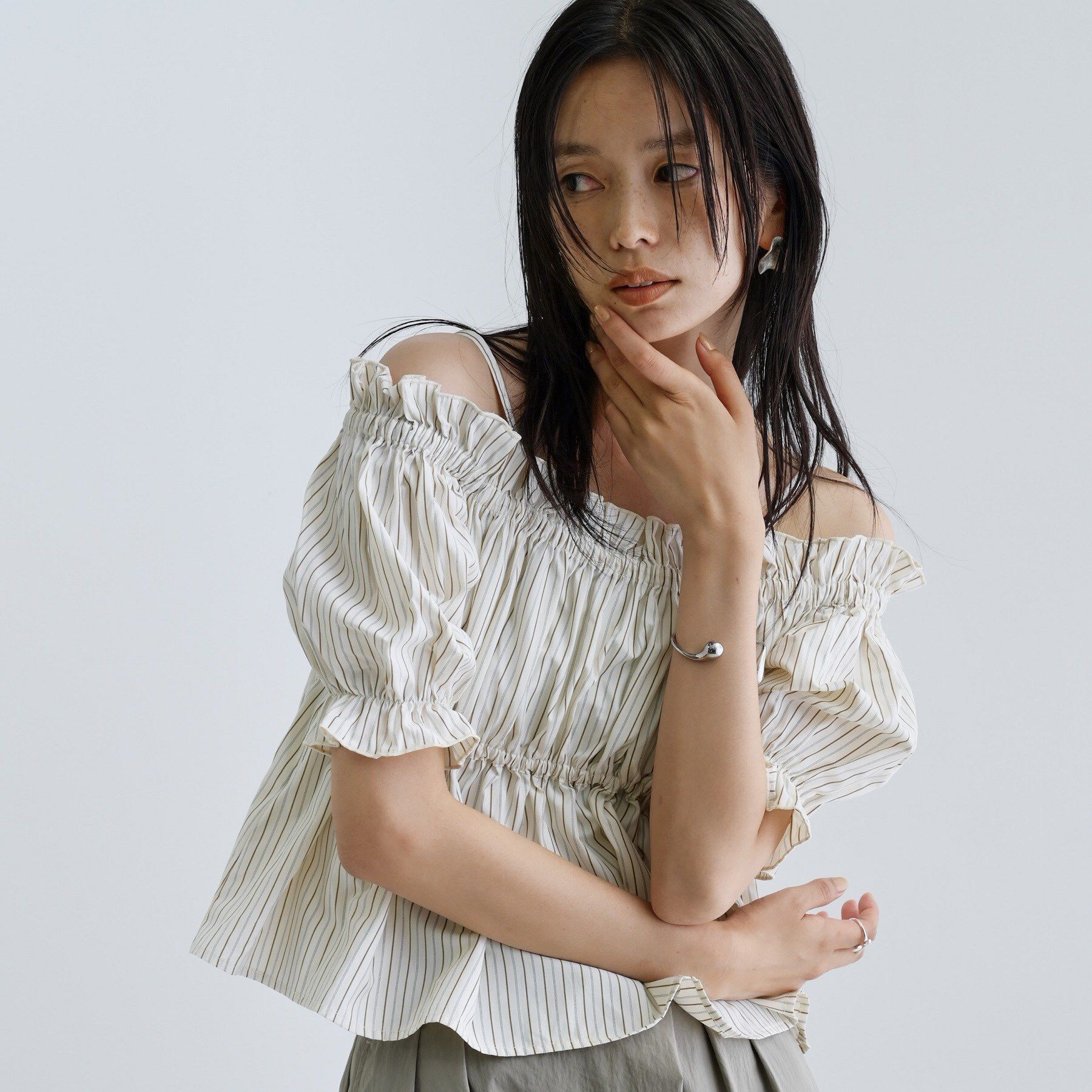 GALLEST「【一部店舗限定】オフショルシャーリングブラウス」|シャツ・ブラウス|