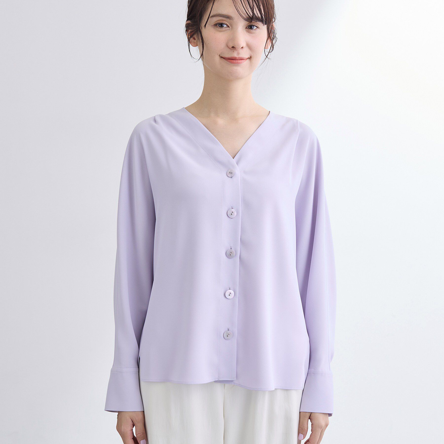 INDIVI「【洗える／UVケア／マットサテン】Vネックドルマンスリーブブラウス」|シャツ・ブラウス|