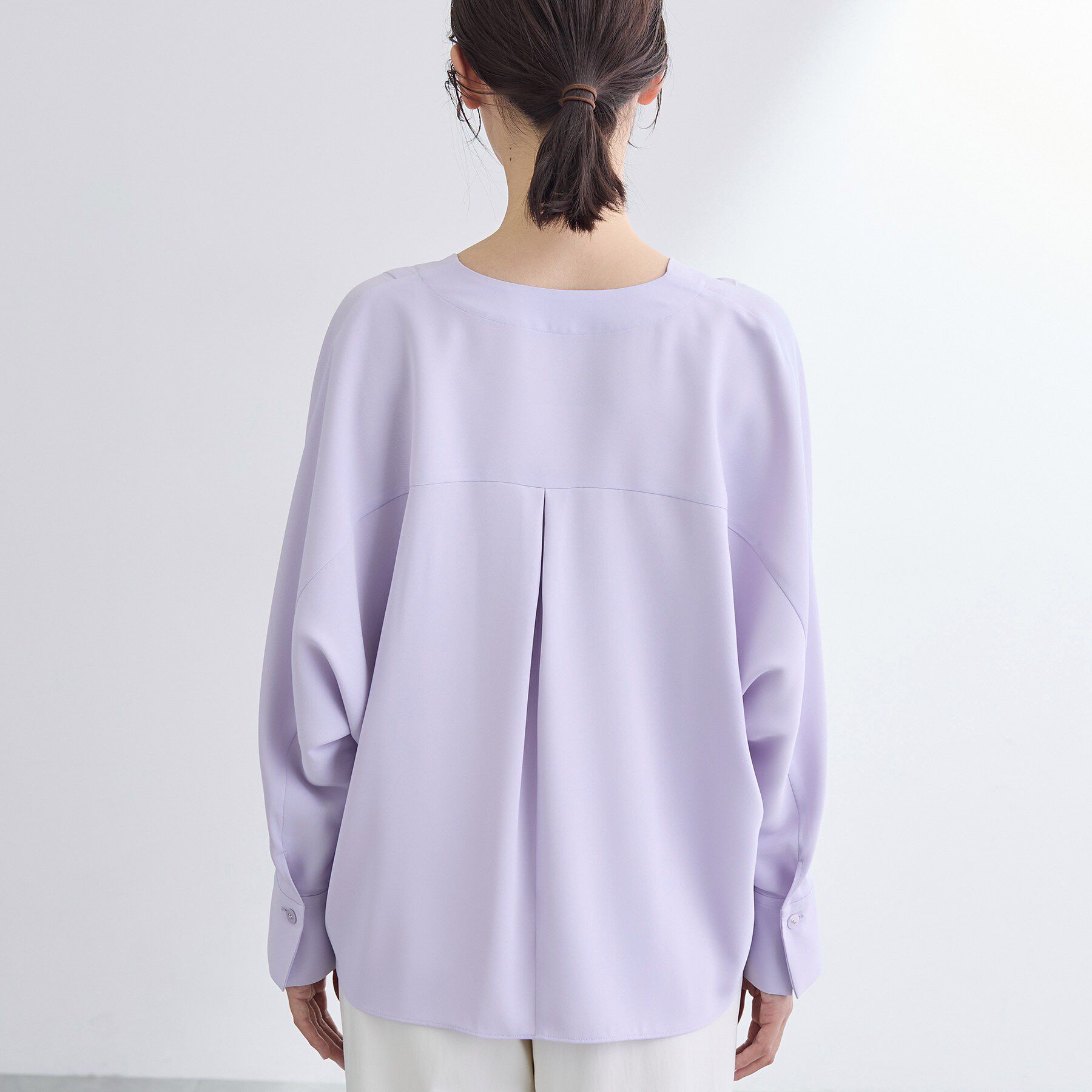 INDIVI「【洗える／UVケア／マットサテン】Vネックドルマンスリーブブラウス」|シャツ・ブラウス|